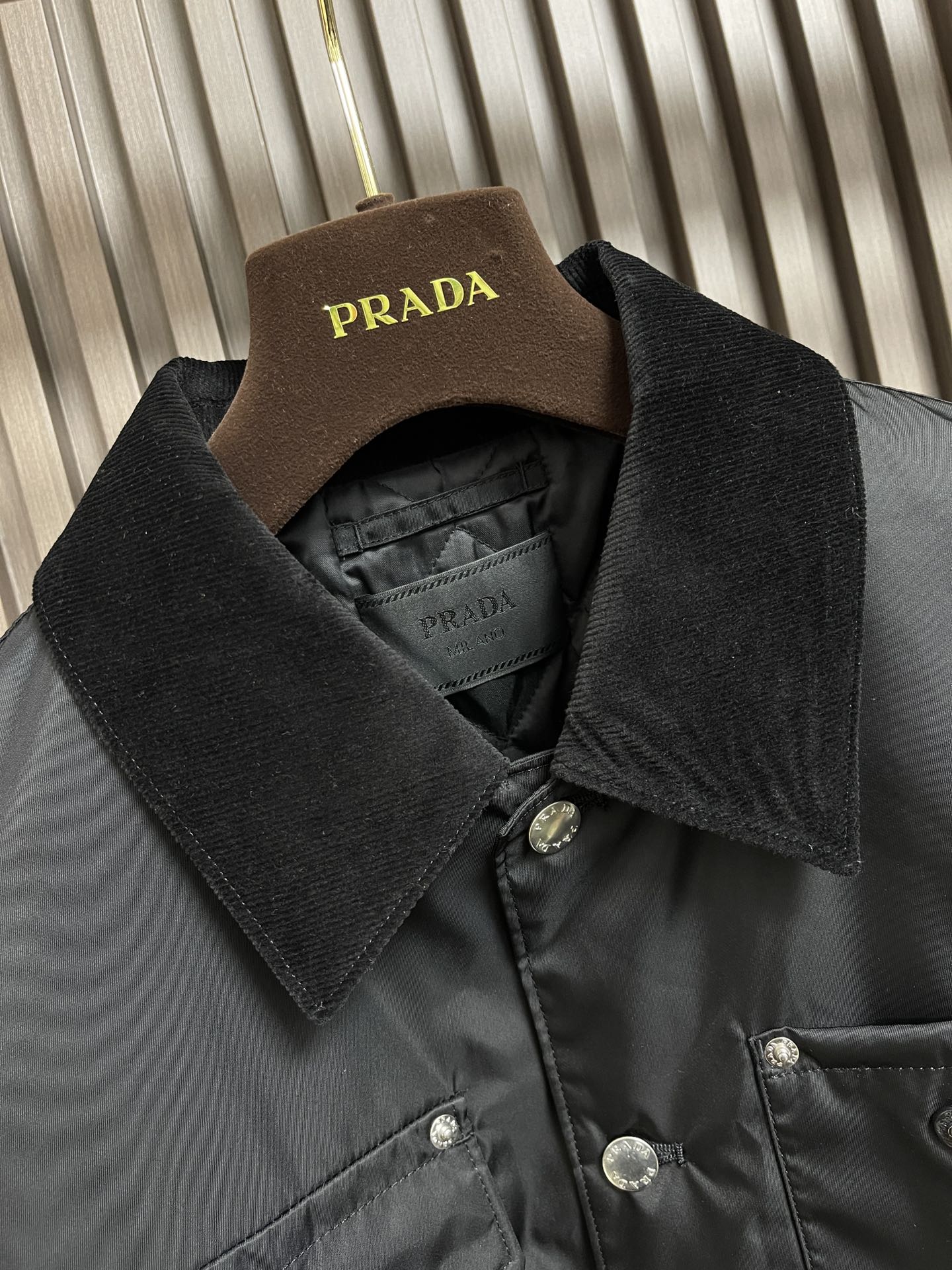 Prada2024ss冬季新款棉服夹克外套品相非常完美舒适保暖色泽饱满诱人非常出彩的设计轻松将时髦感进阶