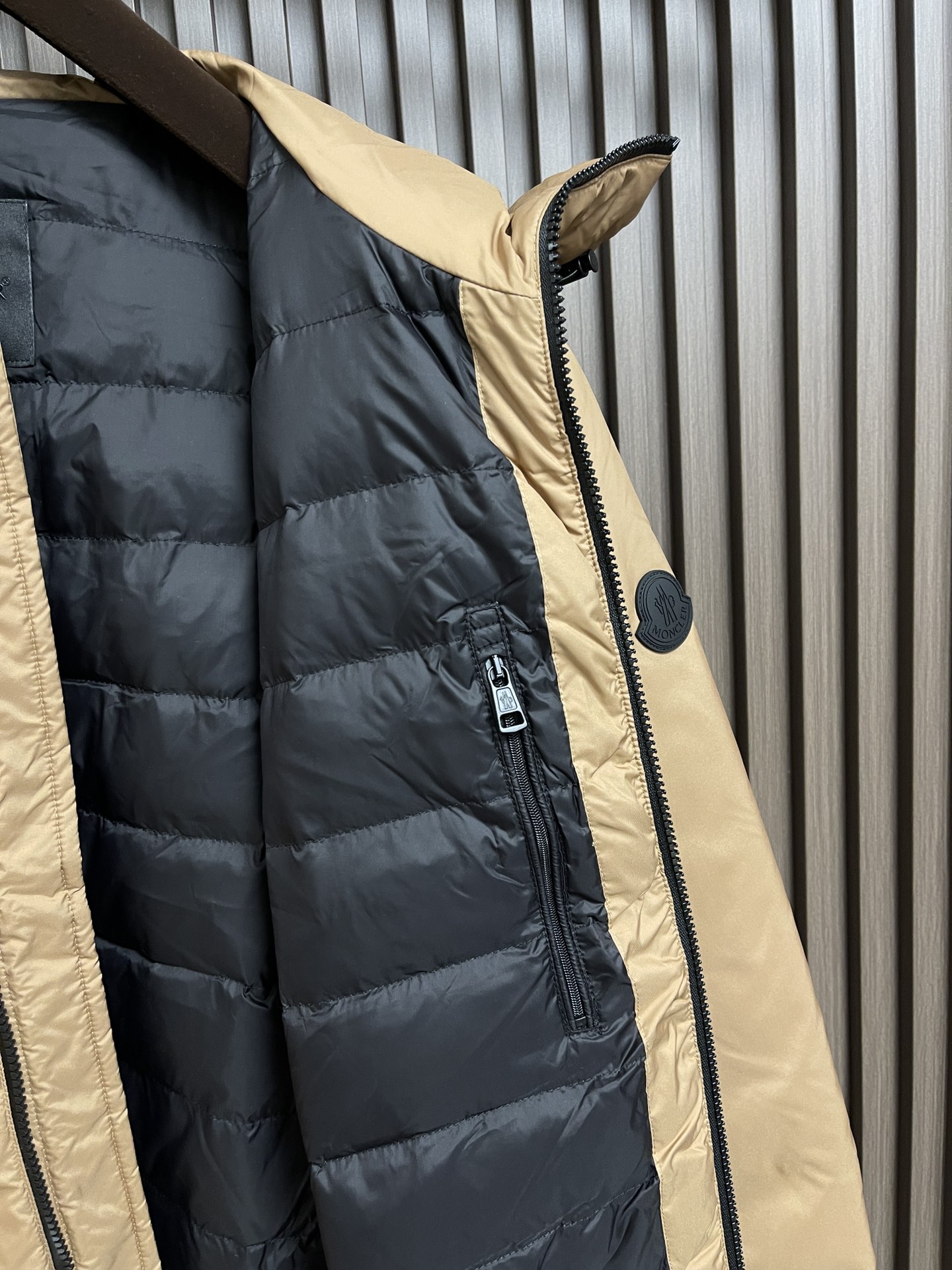 moncler2024ss冬季新品简约干练沉稳羽绒夹克款外套简洁流畅线条感绝对是吸引回头率的利器连帽立领