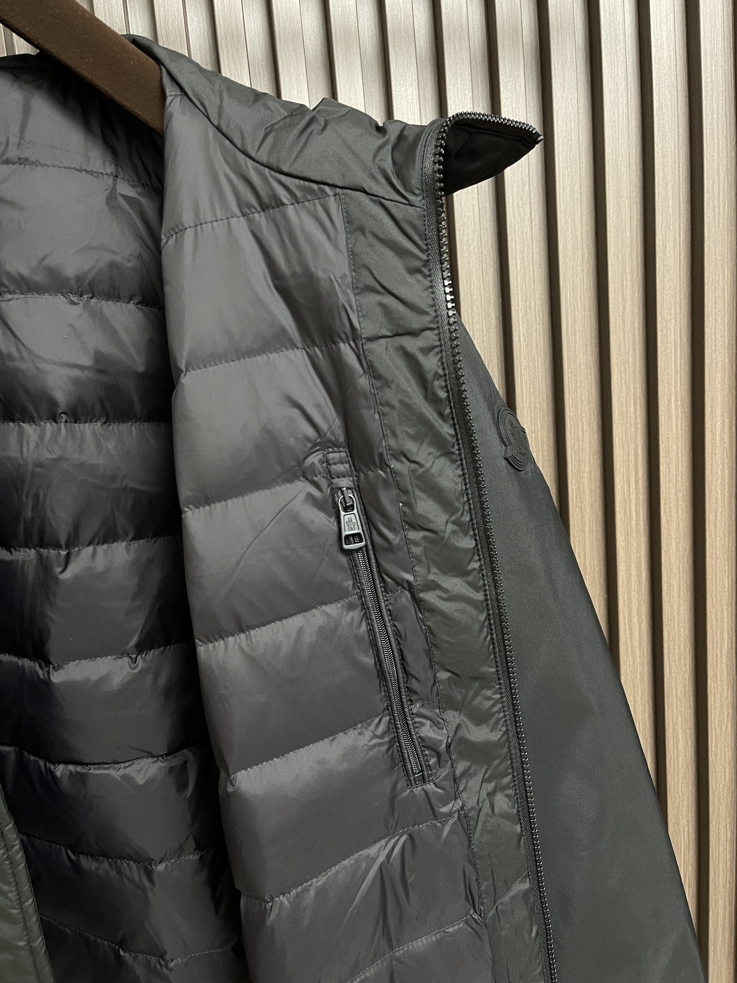 moncler2024ss冬季新品简约干练沉稳羽绒夹克款外套简洁流畅线条感绝对是吸引回头率的利器连帽立领