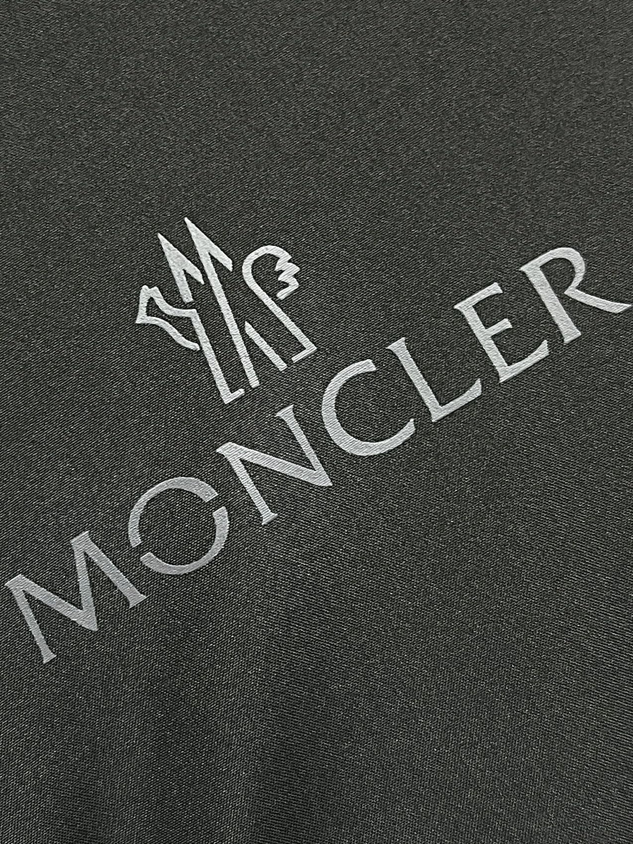 moncler2024ss冬季新品简约干练沉稳羽绒夹克款外套简洁流畅线条感绝对是吸引回头率的利器连帽立领