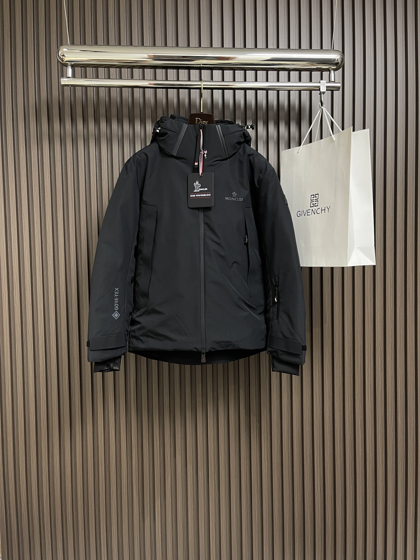 moncler2024fw新款男士连帽休闲羽绒服！男士户外活动场所之选！客供采用gore-tex面料防水