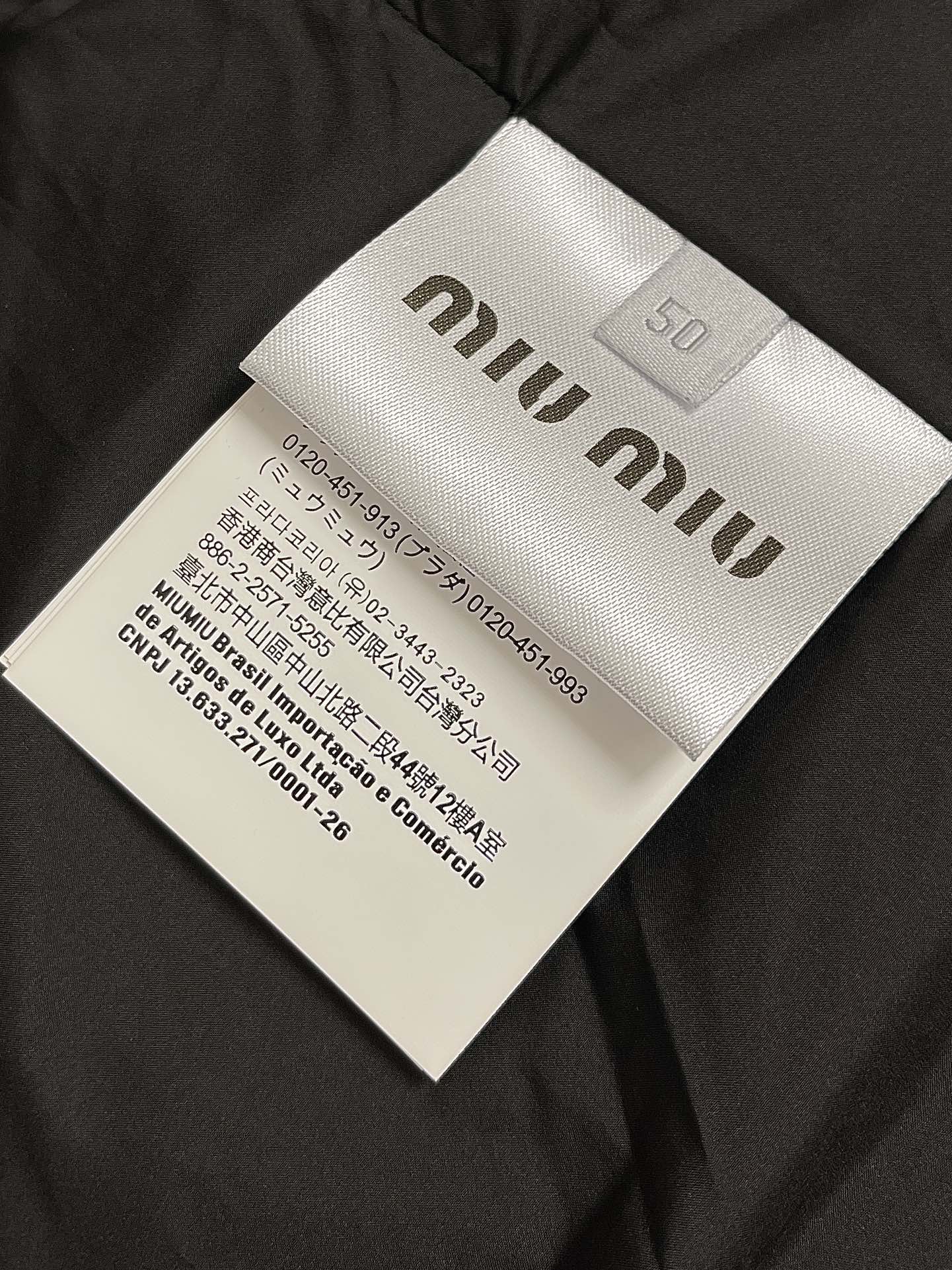 miumiu贴布绣羽绒服面料采用40d尼龙面料轻便耐用尼龙面料轻盈且耐用使得羽绒服既轻便又不易损坏适合各