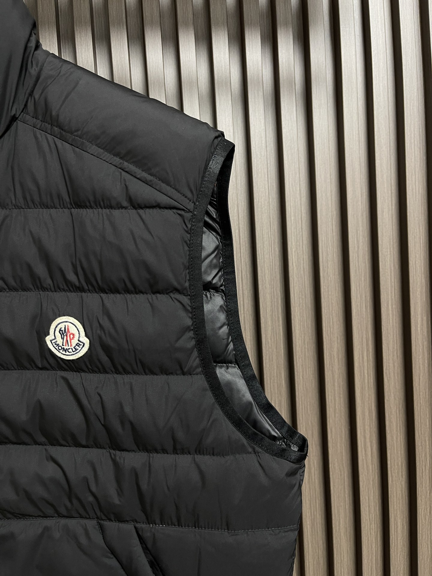 moncler2024ss秋冬新款羽绒马甲内填充95白鸭绒回弹性与保暖性兼圣品！面料表面的同缸定制面料自