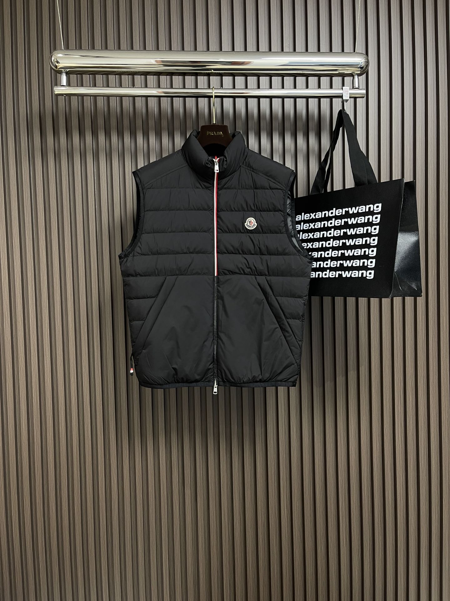 moncler2024ss秋冬新款羽绒马甲内填充95白鸭绒回弹性与保暖性兼圣品！面料表面的同缸定制面料自