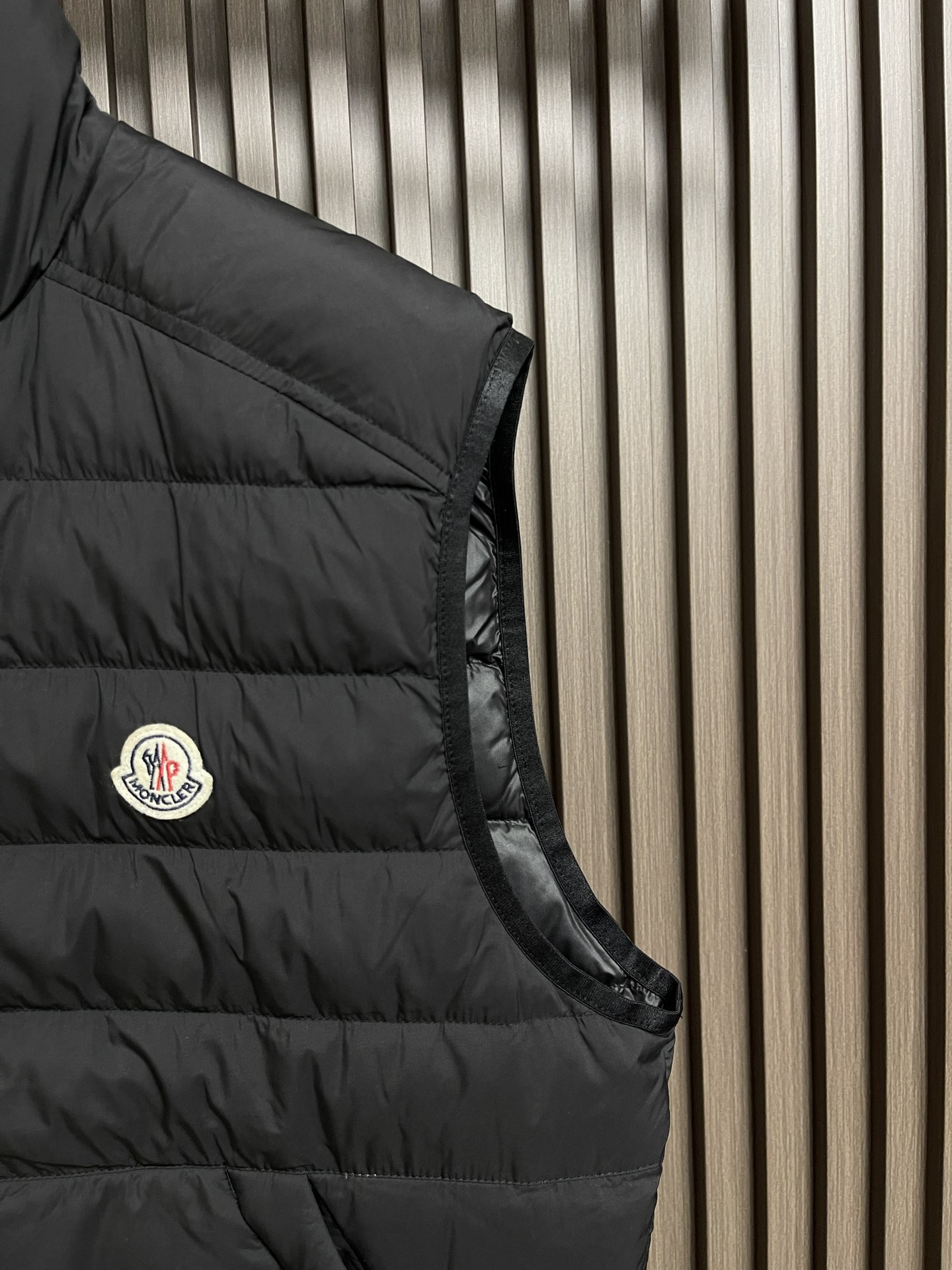 moncler2024ss秋冬新款羽绒马甲内填充95白鸭绒回弹性与保暖性兼圣品！面料表面的同缸定制面料自