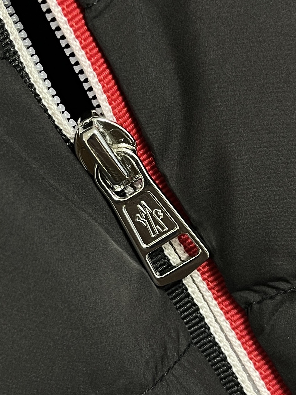 moncler2024ss秋冬新款羽绒马甲内填充95白鸭绒回弹性与保暖性兼圣品！面料表面的同缸定制面料自