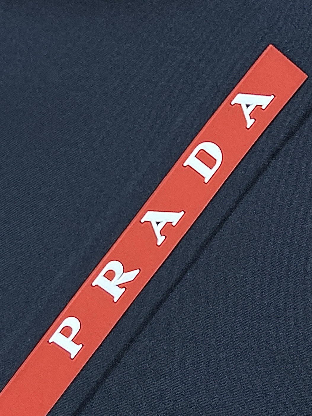 Prada2024fw秋冬新品休闲连帽棉服外套经典简约百搭款任何场合皆能驾驭精干的款式格调轻盈舒适的触感