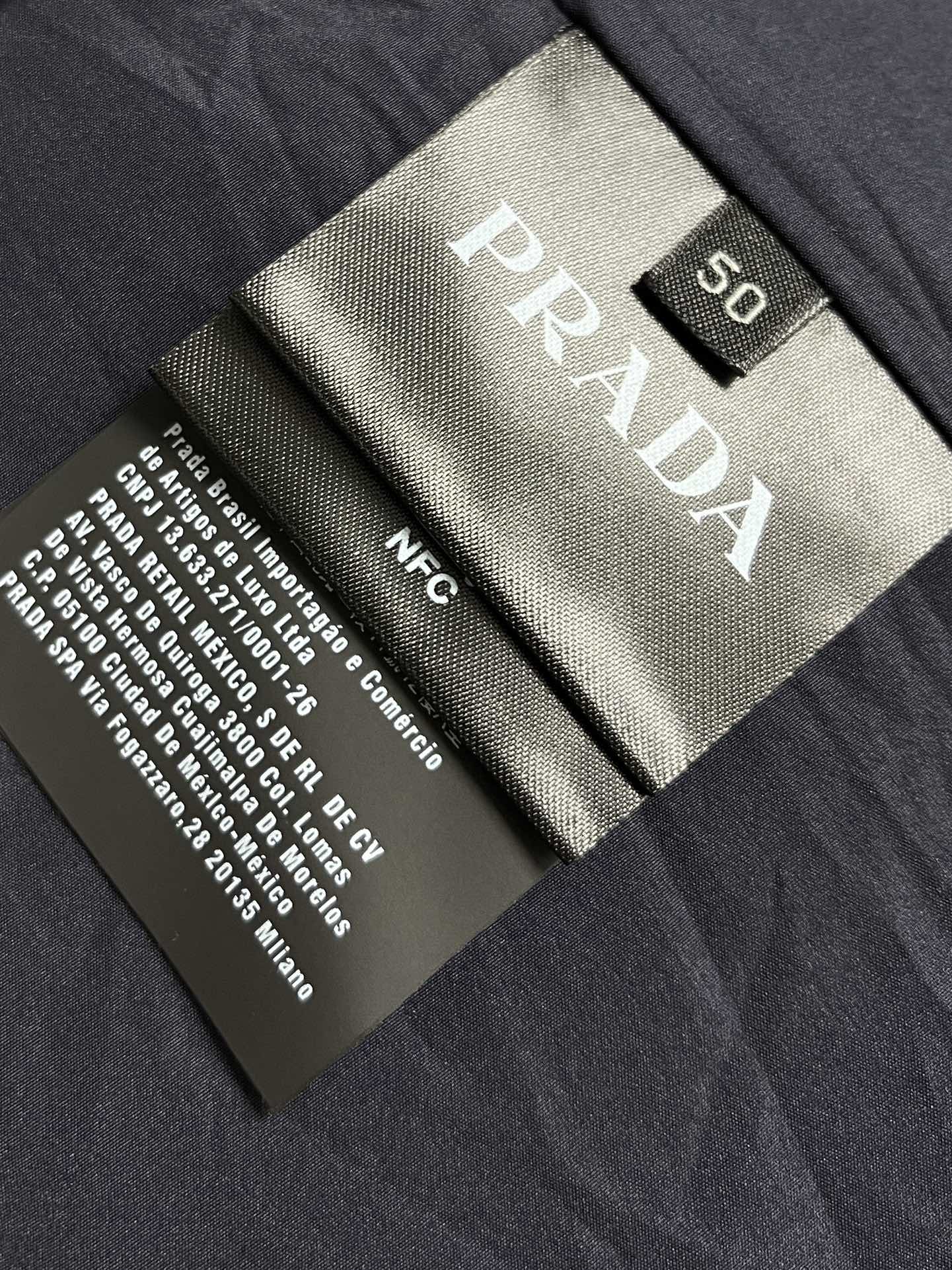 Prada2024fw秋冬新品休闲连帽棉服外套经典简约百搭款任何场合皆能驾驭精干的款式格调轻盈舒适的触感