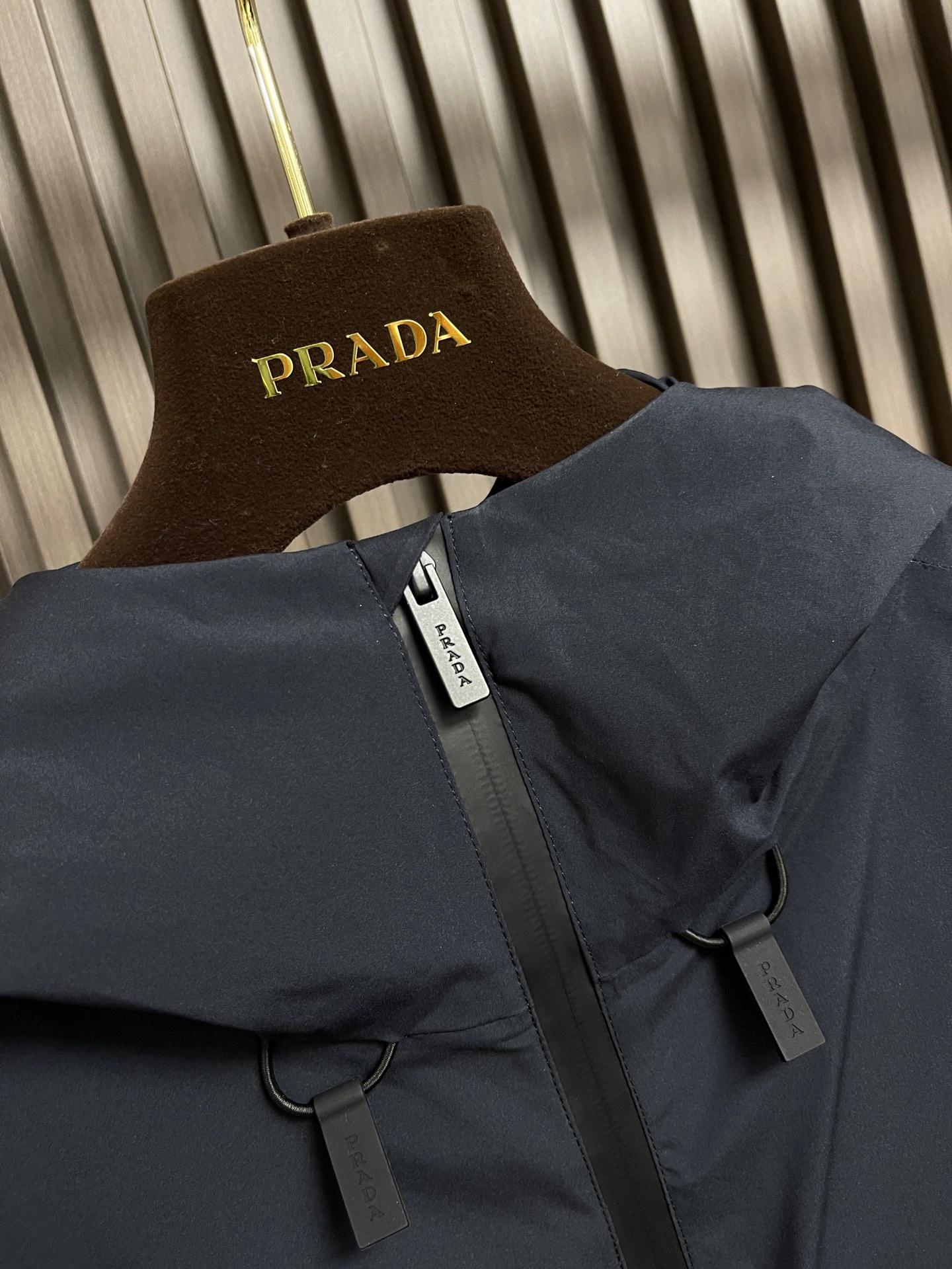 Prada2024fw秋冬新品休闲连帽棉服外套经典简约百搭款任何场合皆能驾驭精干的款式格调轻盈舒适的触感