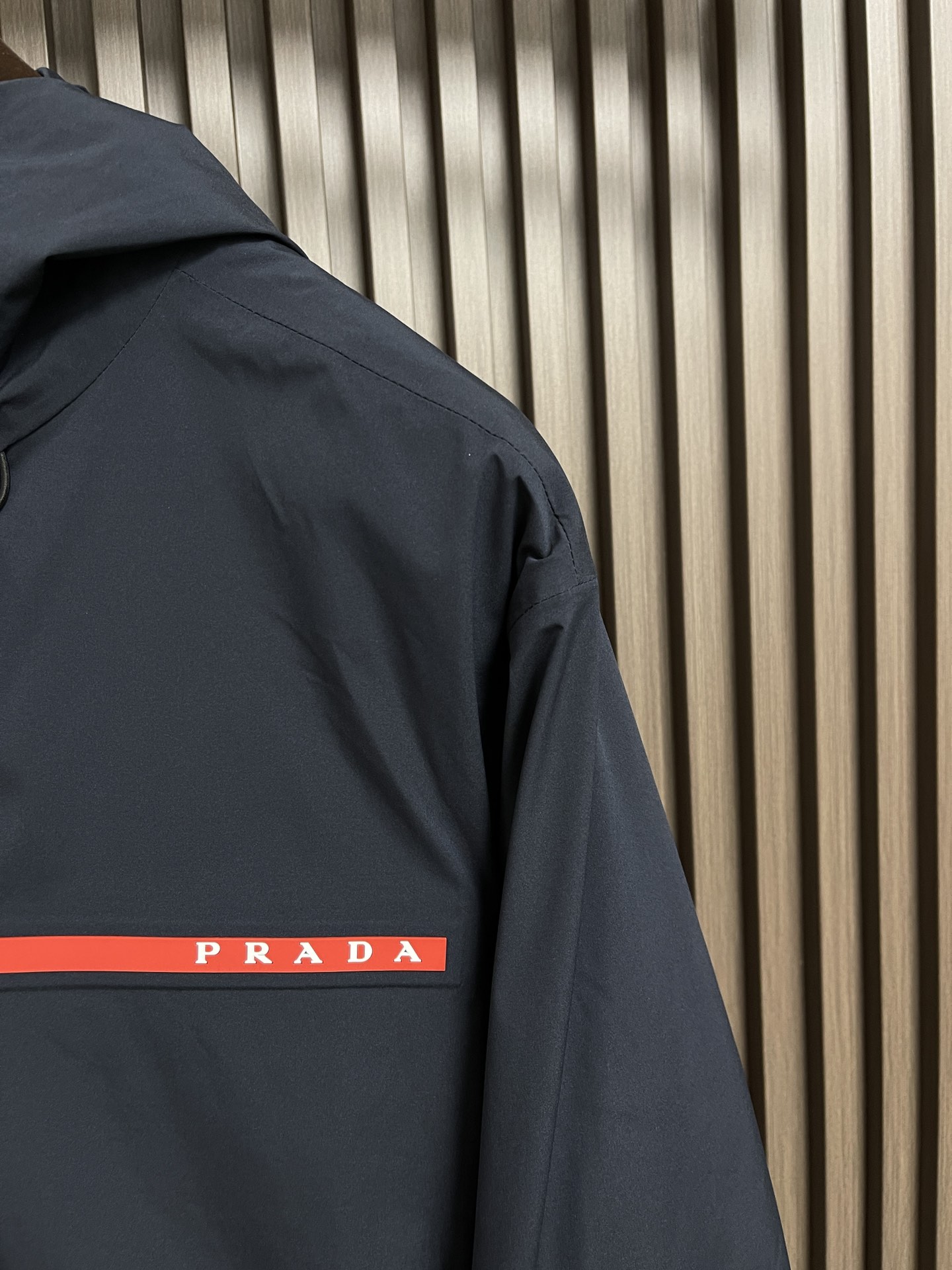 Prada2024fw秋冬新品休闲连帽棉服外套经典简约百搭款任何场合皆能驾驭精干的款式格调轻盈舒适的触感