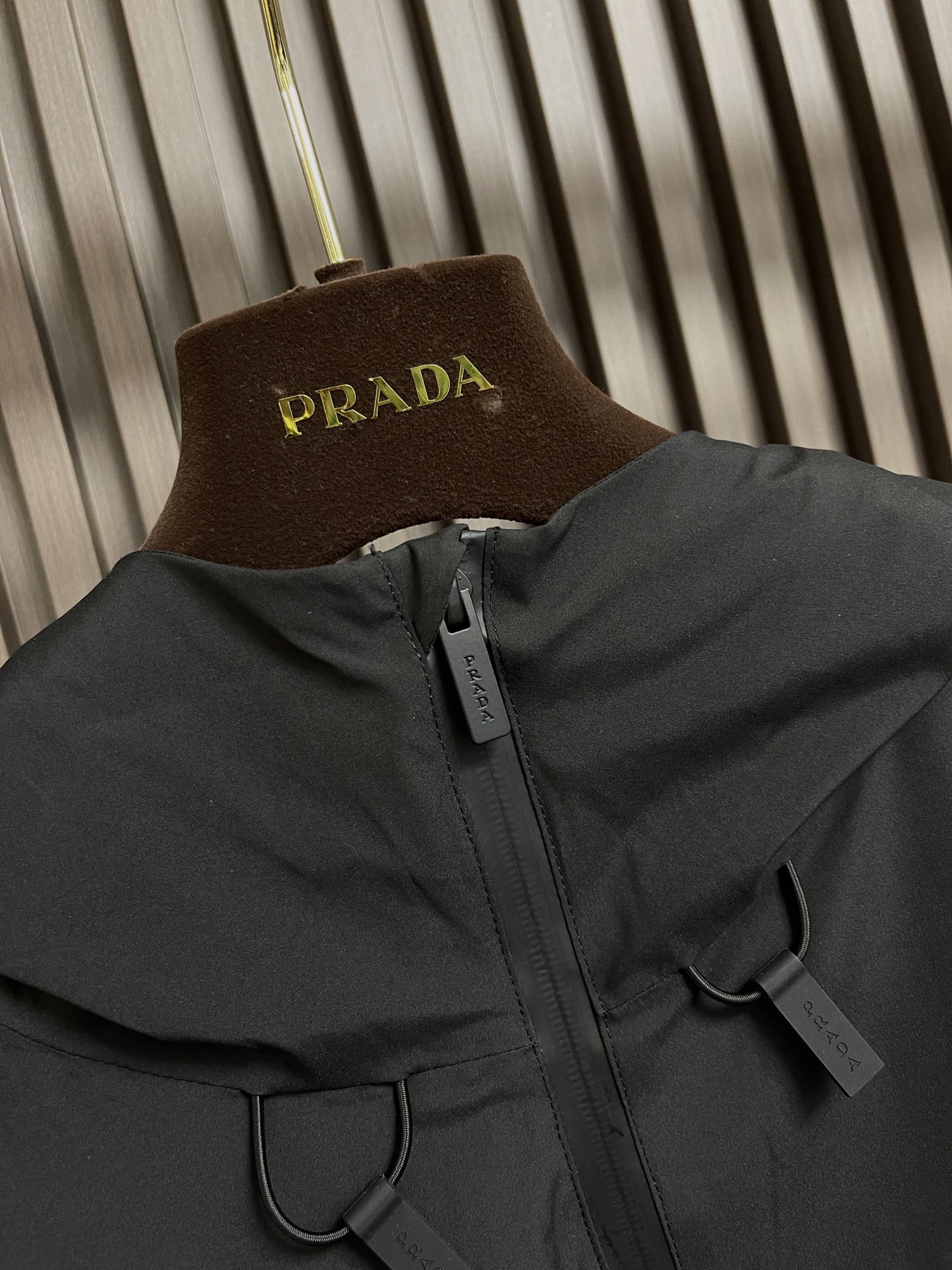 Prada2024fw秋冬新品休闲连帽棉服外套经典简约百搭款任何场合皆能驾驭精干的款式格调轻盈舒适的触感