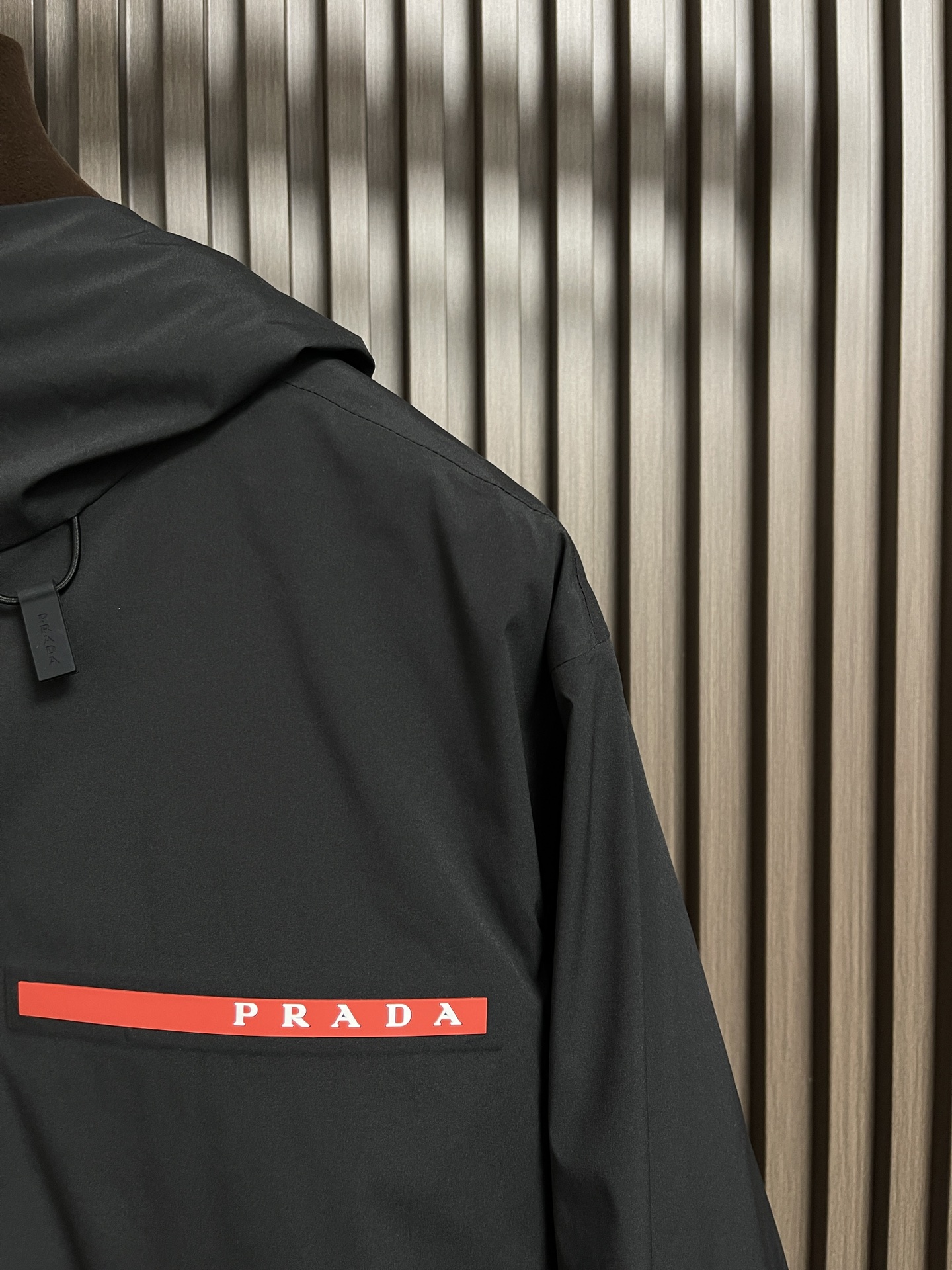 Prada2024fw秋冬新品休闲连帽棉服外套经典简约百搭款任何场合皆能驾驭精干的款式格调轻盈舒适的触感