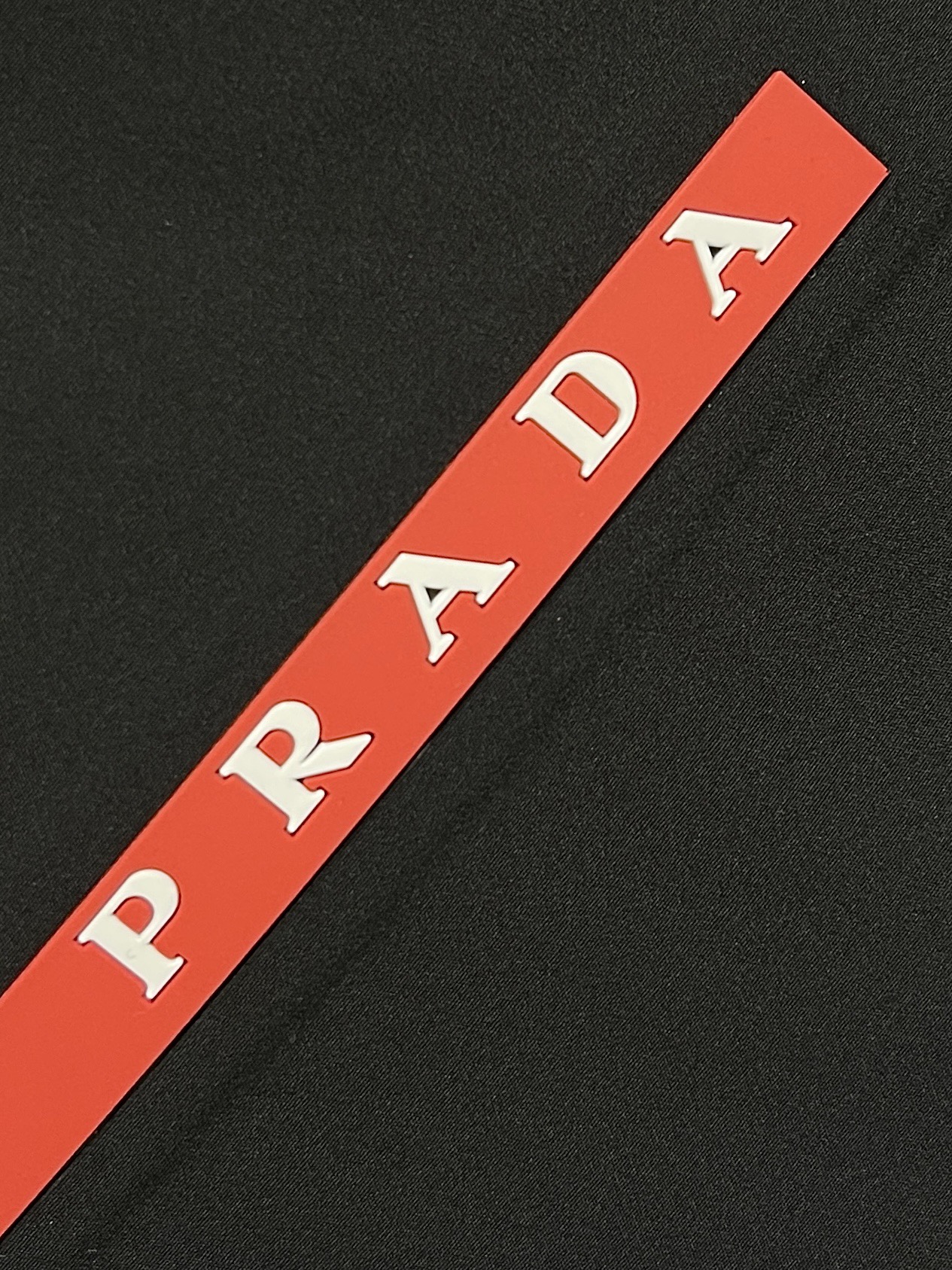 Prada2024fw秋冬新品休闲连帽棉服外套经典简约百搭款任何场合皆能驾驭精干的款式格调轻盈舒适的触感