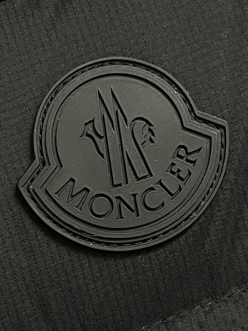 moncler立领羽绒背心马甲采用轻盈尼龙面料制成马甲呈现流畅简约设计演绎贯穿男士系列的标志性精巧细节这