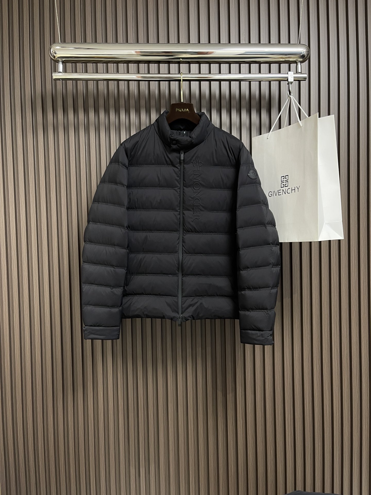 moncler2024fw秋冬新款轻量感立领羽绒外套男士浮雕标识logo防水压胶拉链羽绒面料由超细纤维织