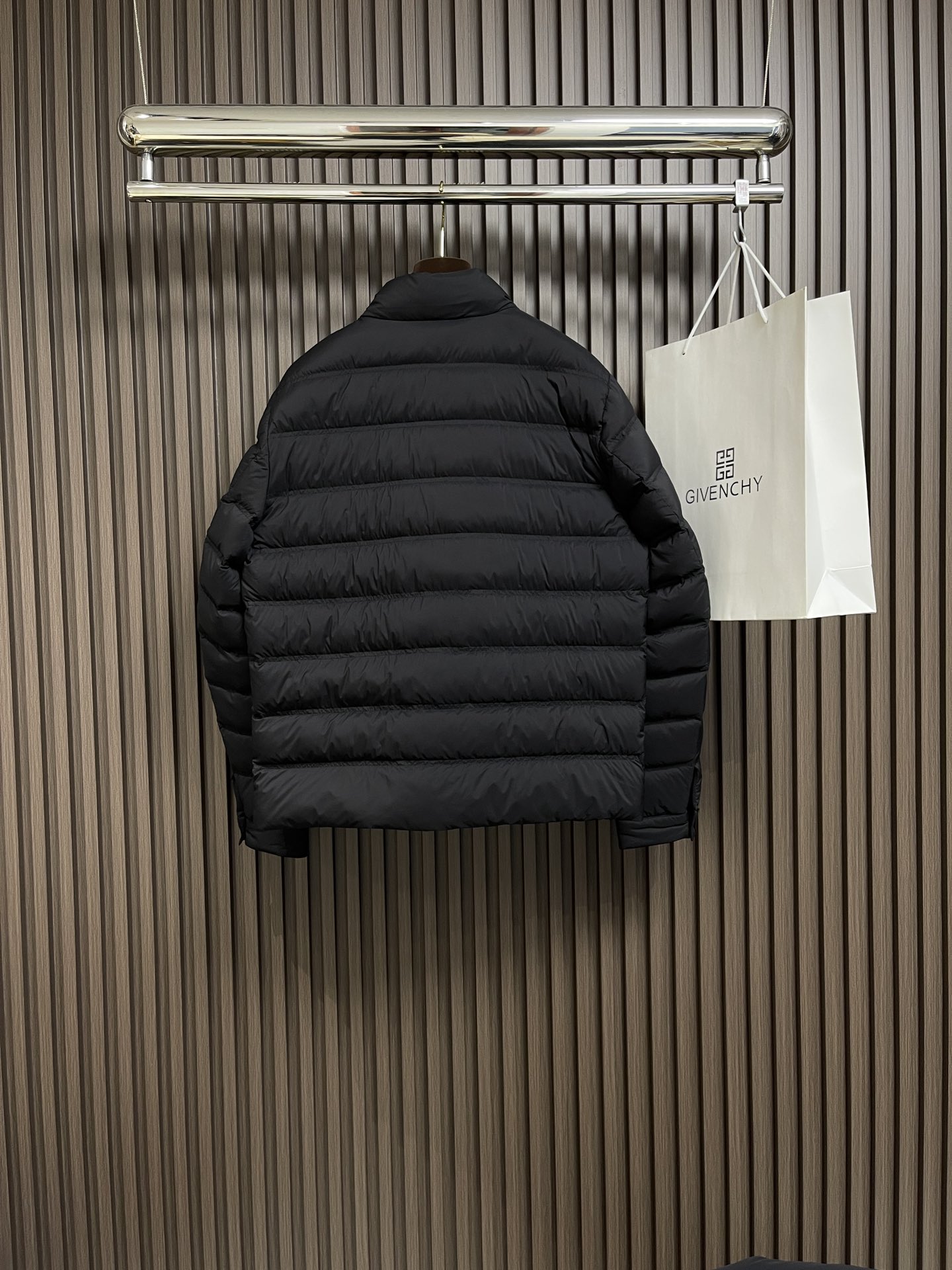 moncler2024fw秋冬新款轻量感立领羽绒外套男士浮雕标识logo防水压胶拉链羽绒面料由超细纤维织