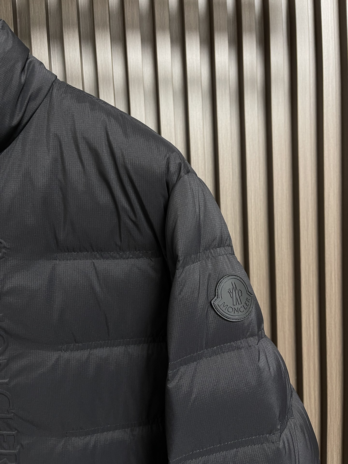 moncler2024fw秋冬新款轻量感立领羽绒外套男士浮雕标识logo防水压胶拉链羽绒面料由超细纤维织