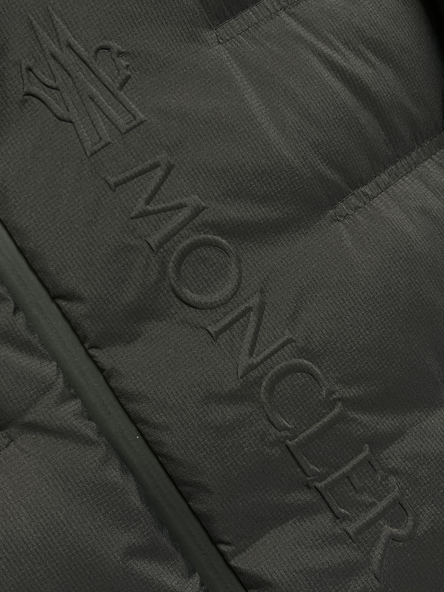 moncler2024fw秋冬新款轻量感立领羽绒外套男士浮雕标识logo防水压胶拉链羽绒面料由超细纤维织