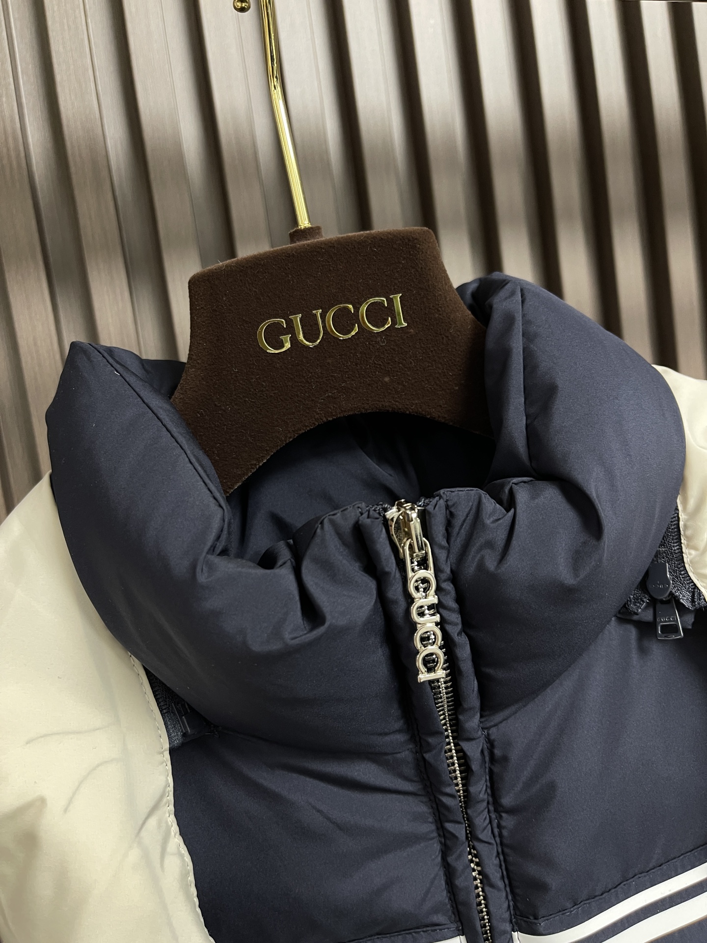 GUCCI字母印花可拆卸帽子羽绒服采用顶级95鸭绒超柔软充羽量蓬松饱满订制五金配件1:1标识以别出心裁的