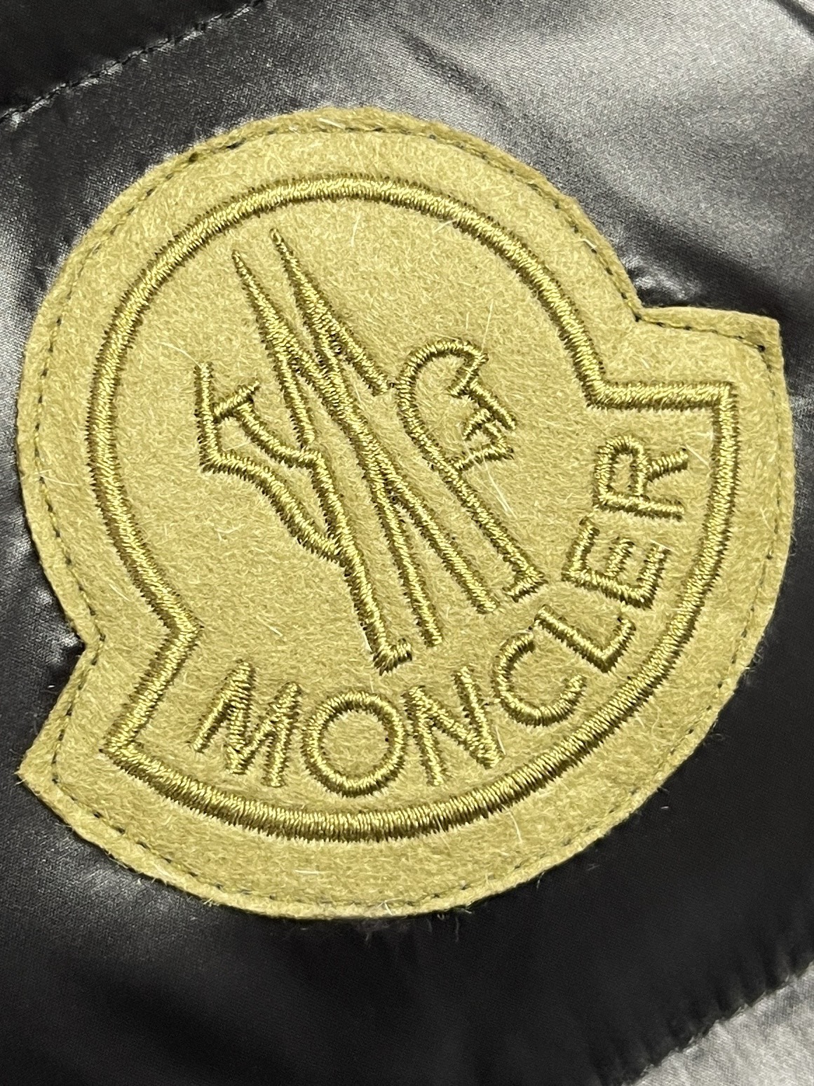 moncler立领羽绒背心马甲经典常规款的羽绒马甲背心再次打开无敌前卫造型的篇章亮面的造型自带优雅高贵面