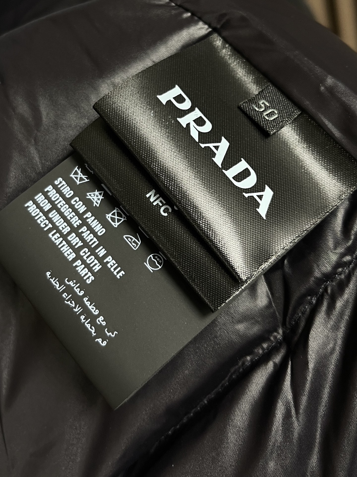 Prada2024秋冬新款连帽羽绒外套磨砂尼龙面料打造胸前经典红标设计logo充盈填充舒适的鹅绒顶级进口