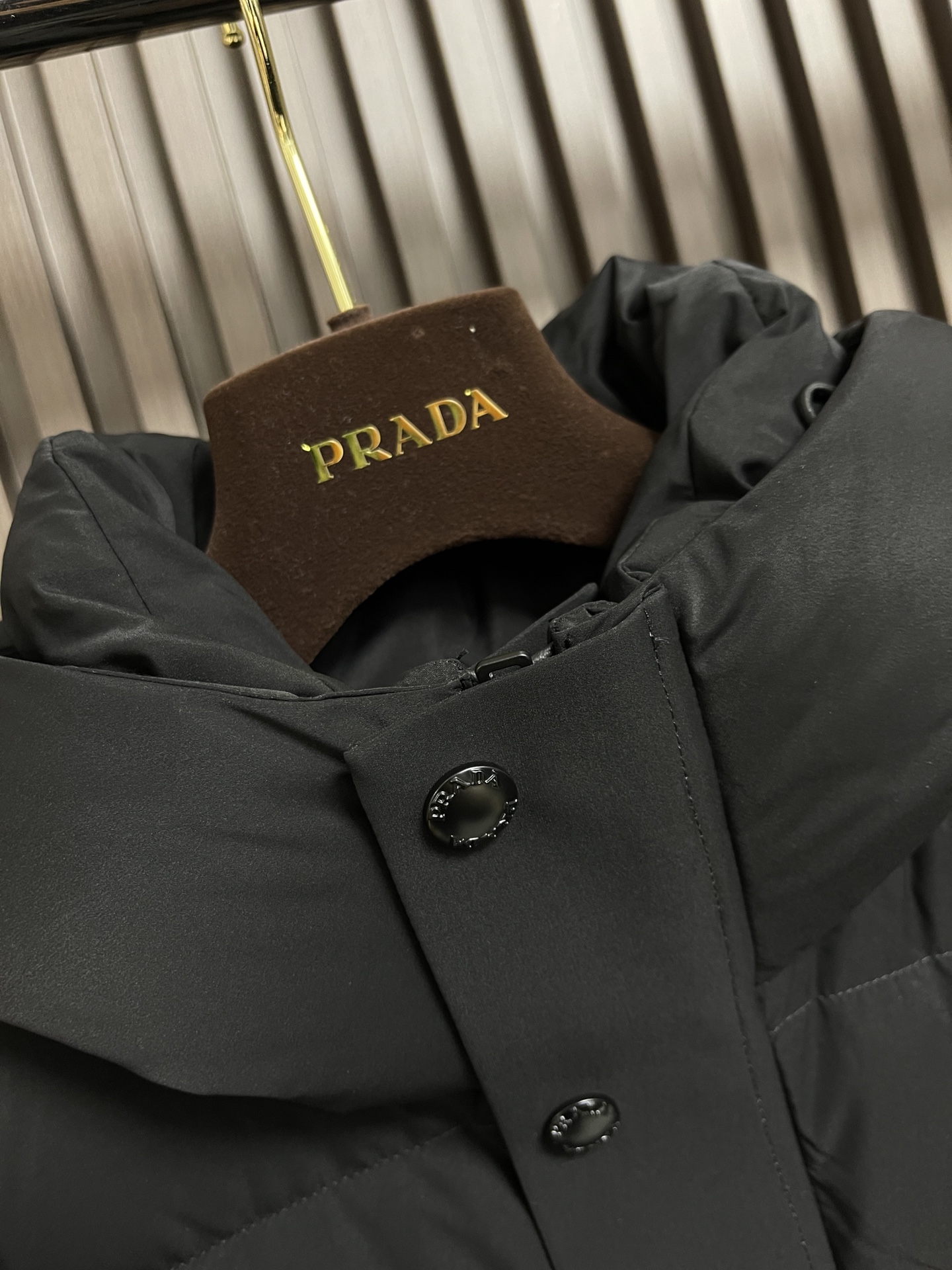 Prada2024秋冬新款连帽羽绒外套磨砂尼龙面料打造胸前经典红标设计logo充盈填充舒适的鹅绒顶级进口