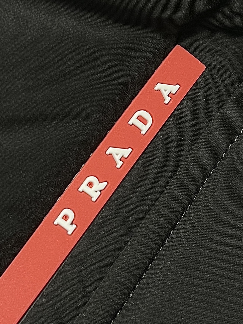 Prada2024秋冬新款连帽羽绒外套磨砂尼龙面料打造胸前经典红标设计logo充盈填充舒适的鹅绒顶级进口