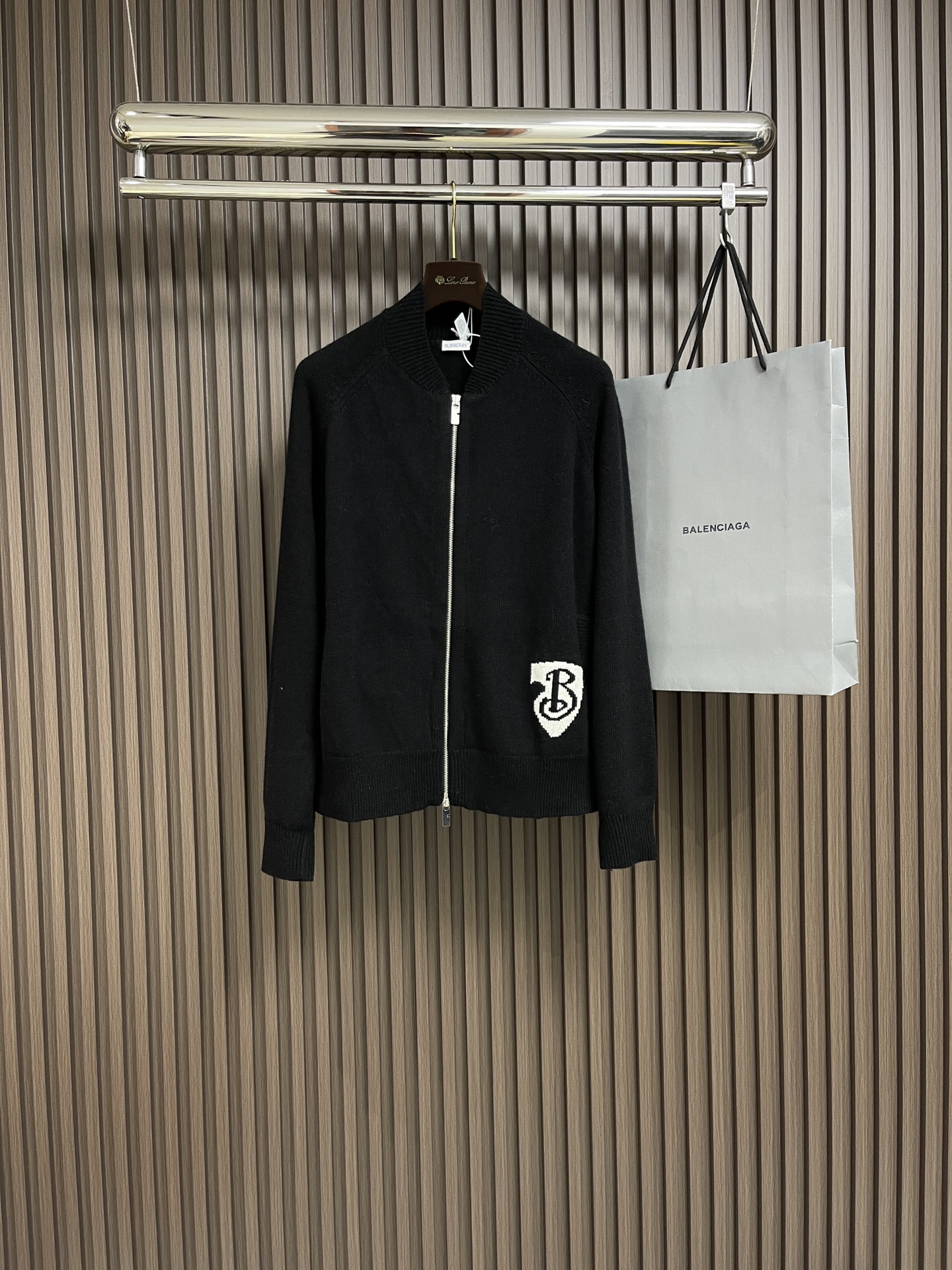 burberry盾牌拉链针织毛衣外套定制羊毛色织毛料融入了logo纺织设计具有良好的保暖性能够在寒冷季节