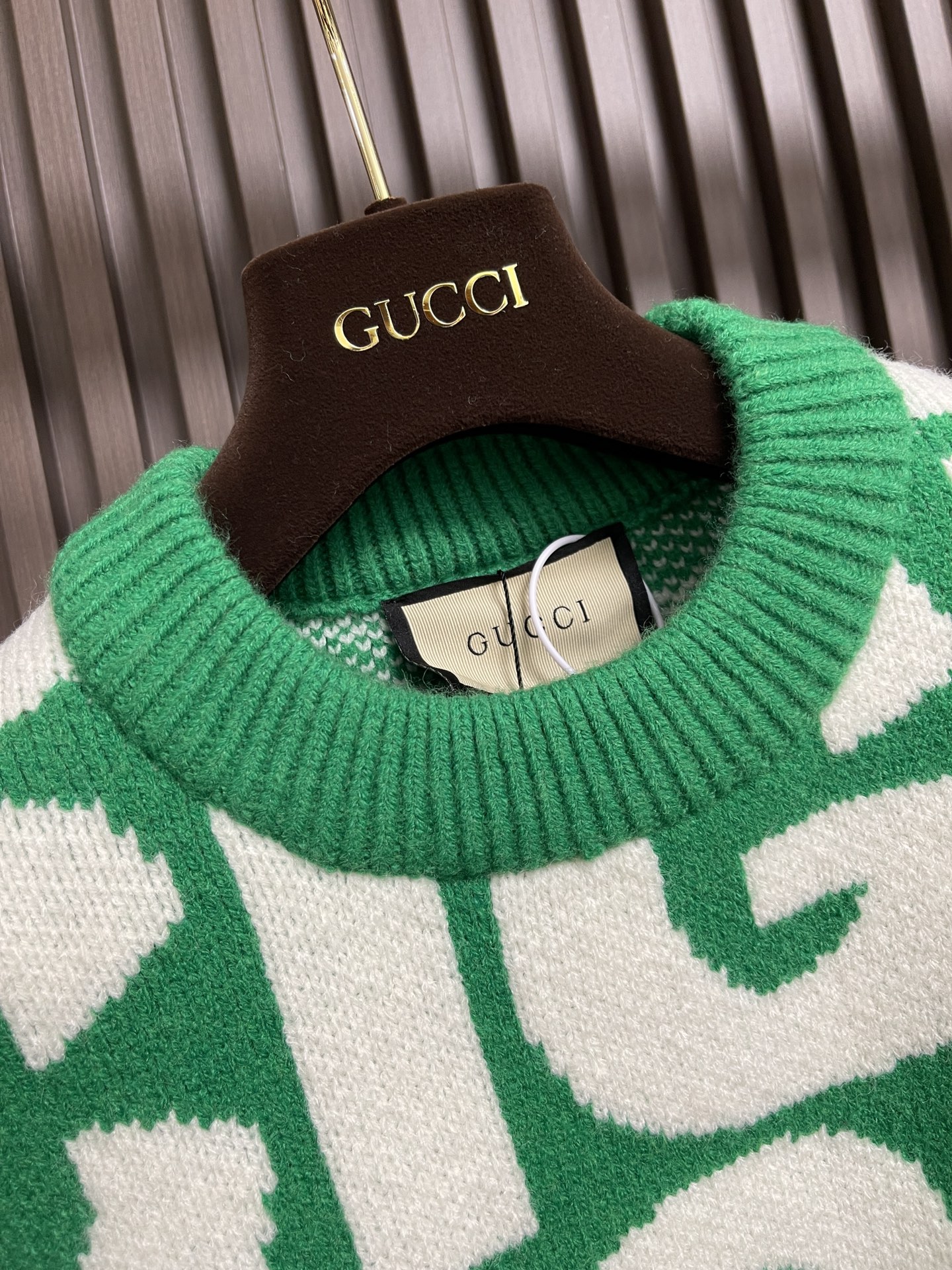 GUCCI嵌花羊毛针织毛衣早春系列aPresski甄选将功能性与时尚感融为一体这款羊毛针织套衫匠心缀饰醒