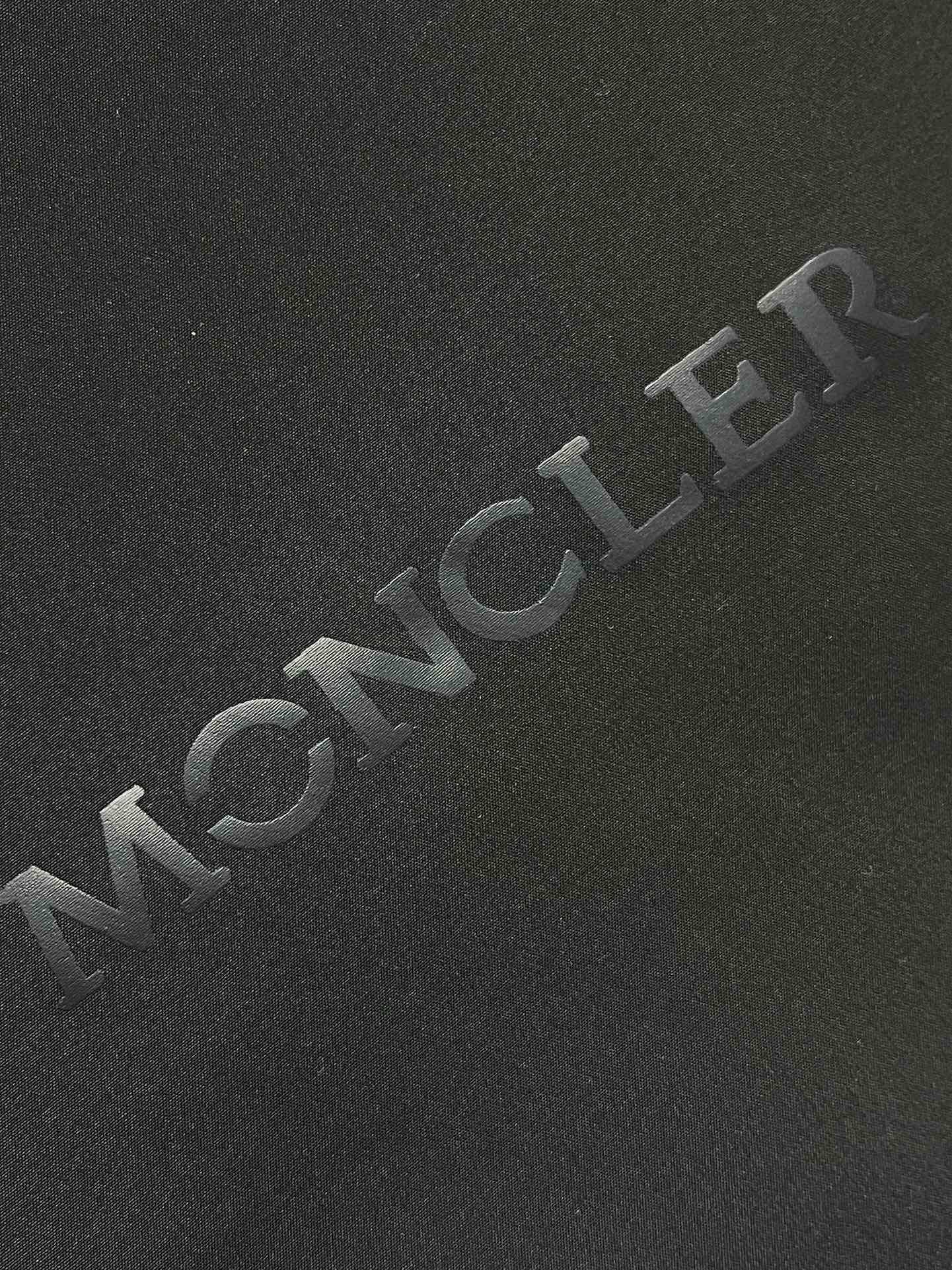 moncler滑雪羽绒服采用100尼龙纤维成分制成防水防风提升自由舒展度防水防风的尼龙面料设有ykk双向