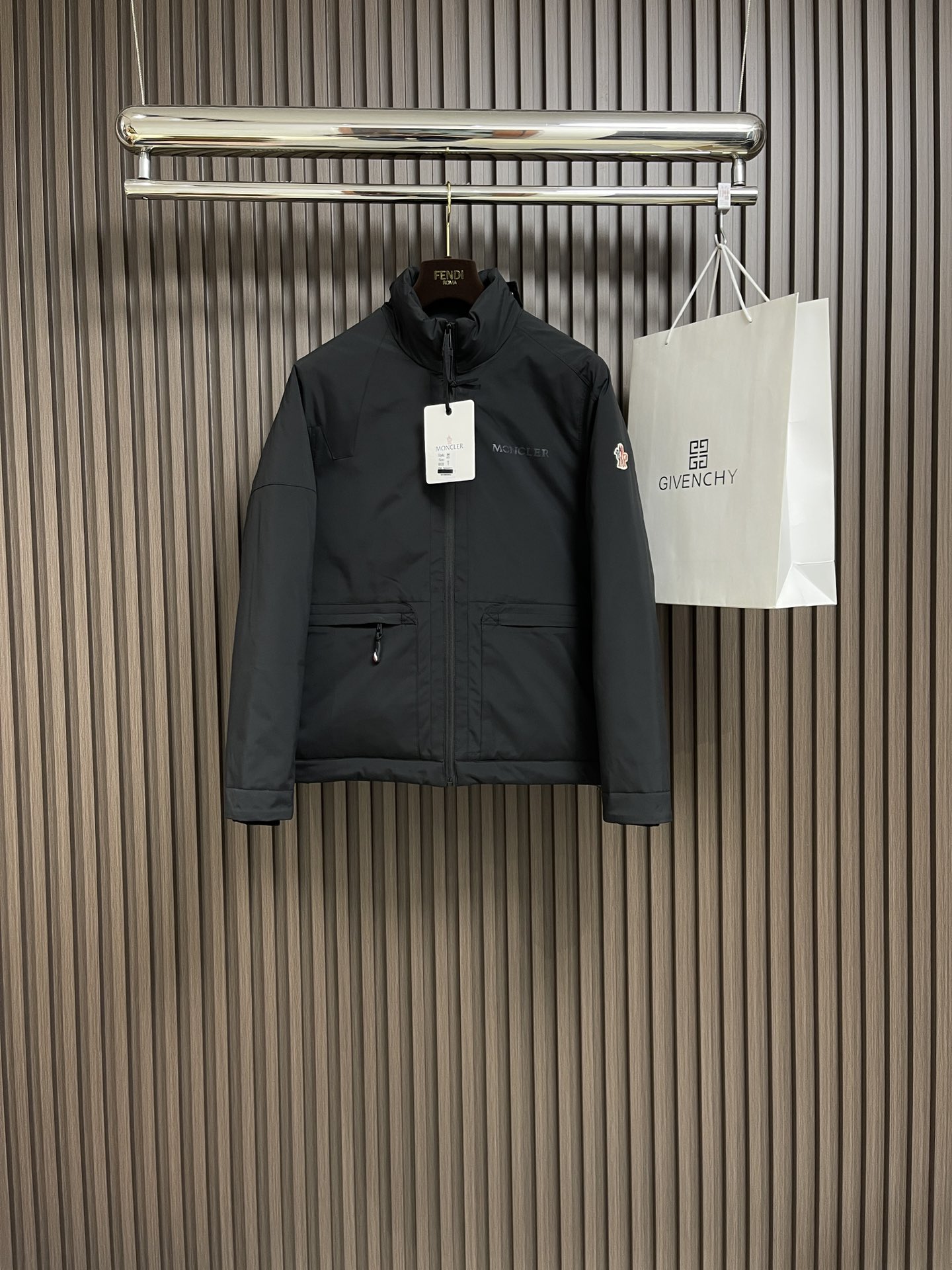 moncler滑雪羽绒服采用100尼龙纤维成分制成防水防风提升自由舒展度防水防风的尼龙面料设有ykk双向