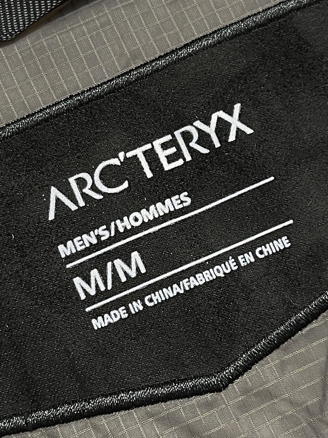 arcteryx始祖鸟新款羽绒服羽绒外套这颜色太绝了采用了欧洲优质750d鹅绒超轻内充绒分区填充技术针对