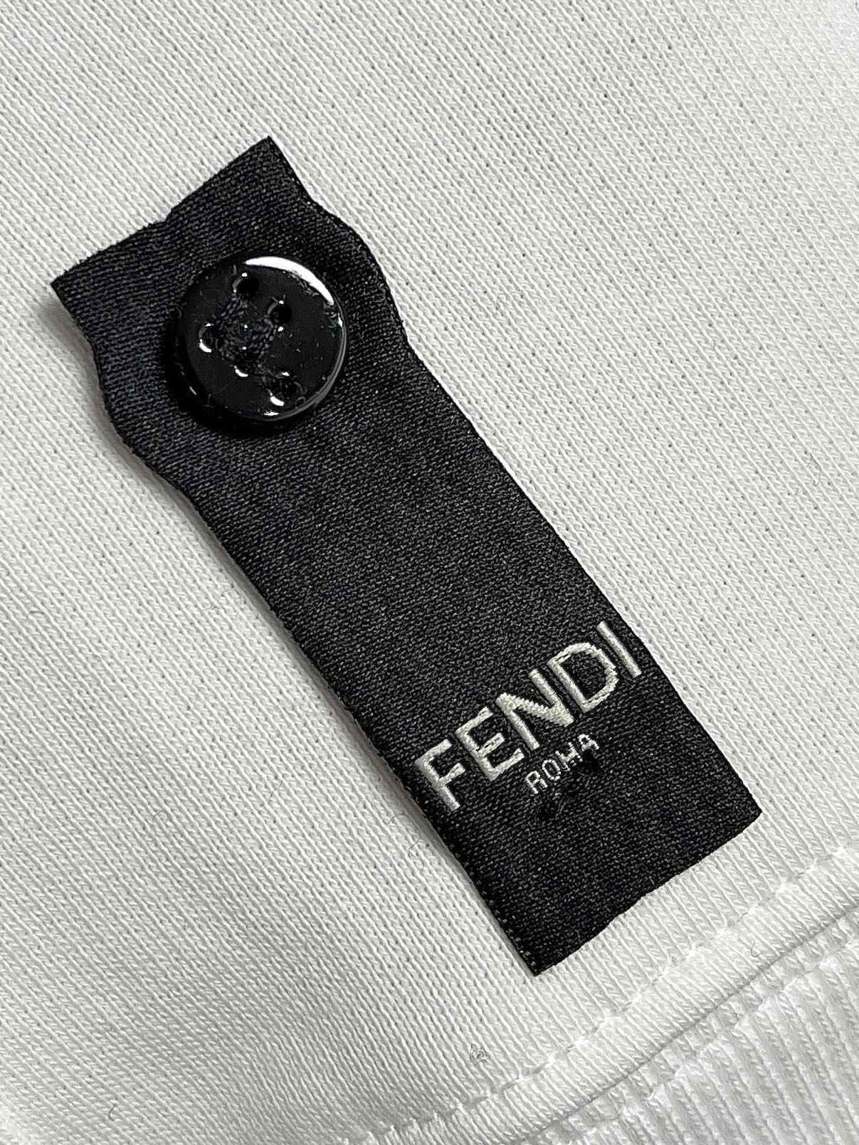 FENDI2024fw新款章仔刺绣连帽卫衣长袖运动衫带有抽绳兜帽前面有袋鼠兜口袋白色纯棉材质中央饰有带刺