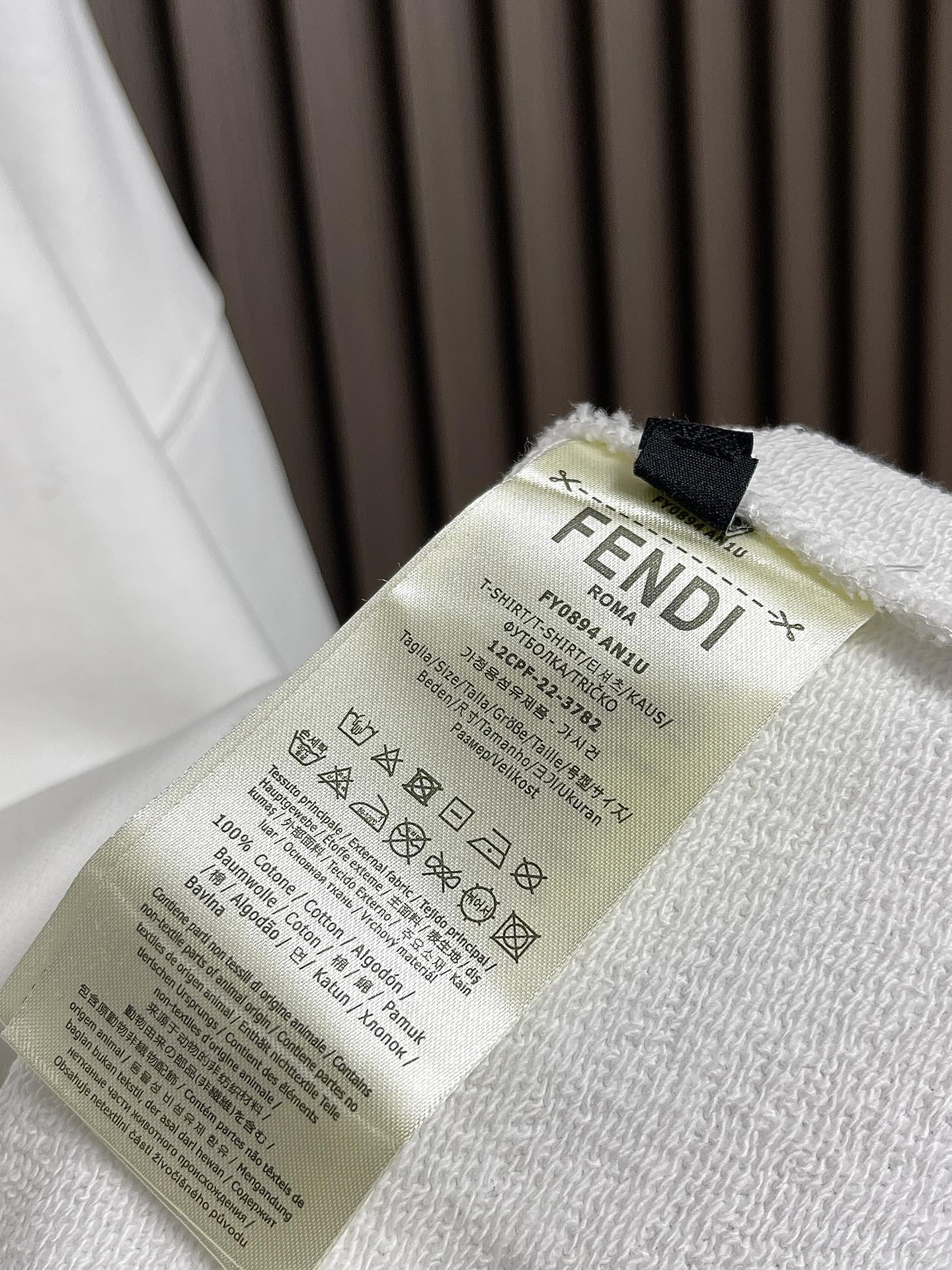 FENDI2024fw新款章仔刺绣连帽卫衣长袖运动衫带有抽绳兜帽前面有袋鼠兜口袋白色纯棉材质中央饰有带刺