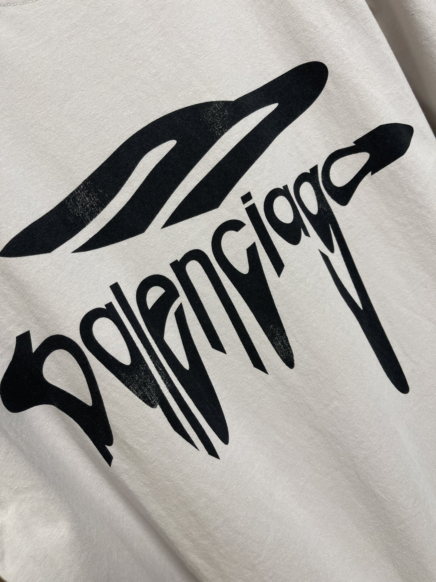 balenciaga3m水滴印花短袖T恤采用水浆渗透印花工艺是一种能够实现高渗透率的印花技术渗透浆会均匀