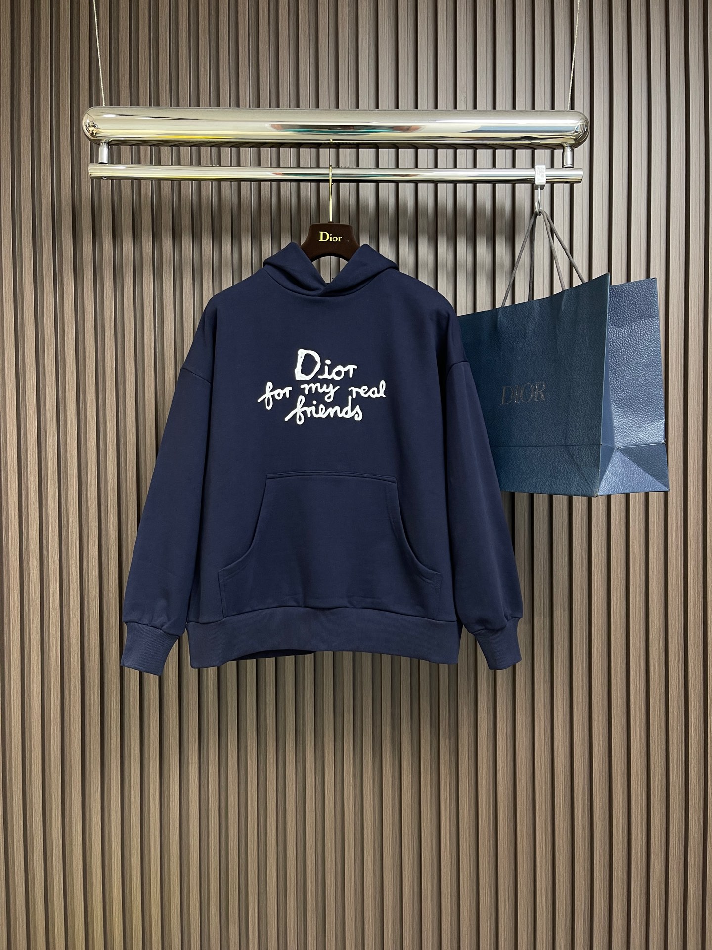 NO:125199,Dior 2025ss letter embroidered hooded sweatshirt, cotton velvet fish scale bottom fabric, joint series logo embroidery, hooded sweatshirt style, front kangaroo pocket, ribbed bottom edge and cuff, 32 double yarn   bottom is 10 yarn fish scale bottom fabric 450g; the hooded shoulder-falling loose style presents an elegant and fashionable feeling. Size XS-L,,dior,hoodie,sweatshirts,hats,alexander wang19860909Dior 2025ss字母刺绣连帽卫衣,棉质起绒鱼鳞底面料、联名系列标志刺绣、连帽卫衣版型、正面袋鼠式口袋、罗纹底边和袖口、面32支双纱＋底是10支纱鱼鳞底面料450g；连帽落肩宽松版型呈现出一种优雅、时尚的感觉.尺码XS-L,,dior,hoodie,sweatshirts,hats,alexander wang,Men's clothing