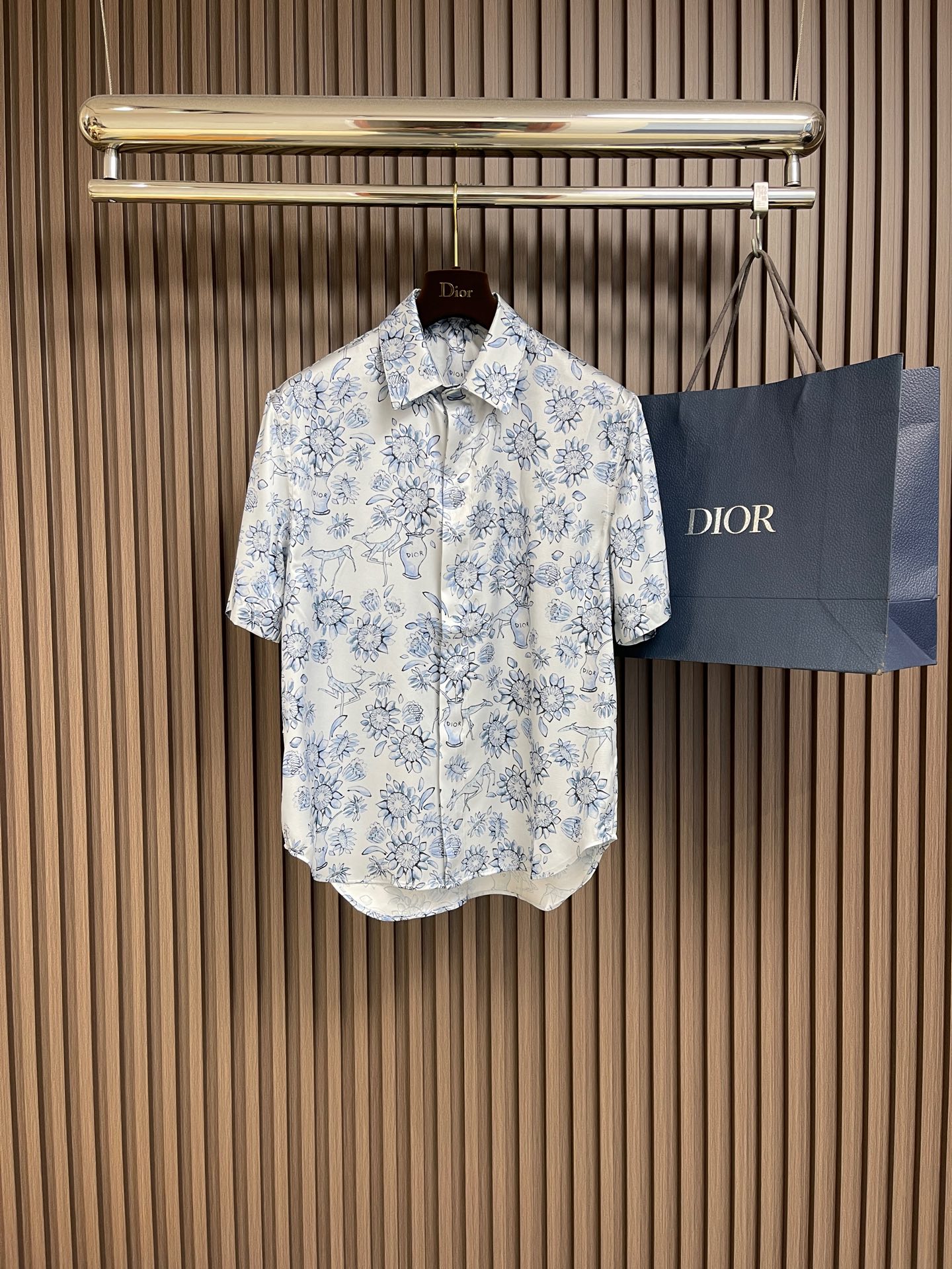 NO:141548,Dior and hylton nel light blue jacquard fabric short-sleeved shirt, this shirt comes from the dior and hylton nel joint series, showing the interpretation of the artist's works. It is carefully crafted with light blue jacquard fabric, shorts style, and tie-up drawstring design. The style is full of fashion and can be matched with other items in this limited series. Size S-XL 39-40-41-42,,dior, shorts,shirts,T-shirt,alexander wang19860909Dior and hylton nel淡蓝色提花面料短袖衬衫,这款衬衫来自dior and hylton nel 联名系列,展现了对艺术家作品的诠释.采用淡蓝色提花面料精心制作,短裤版型,搭配束腰抽绳设计.款式充满时尚气息,可搭配该限定系列的其他单品.尺码S-XL 39-40-41-42,,dior,shorts,shirts,T-shirt,alexander wang,Men's clothing