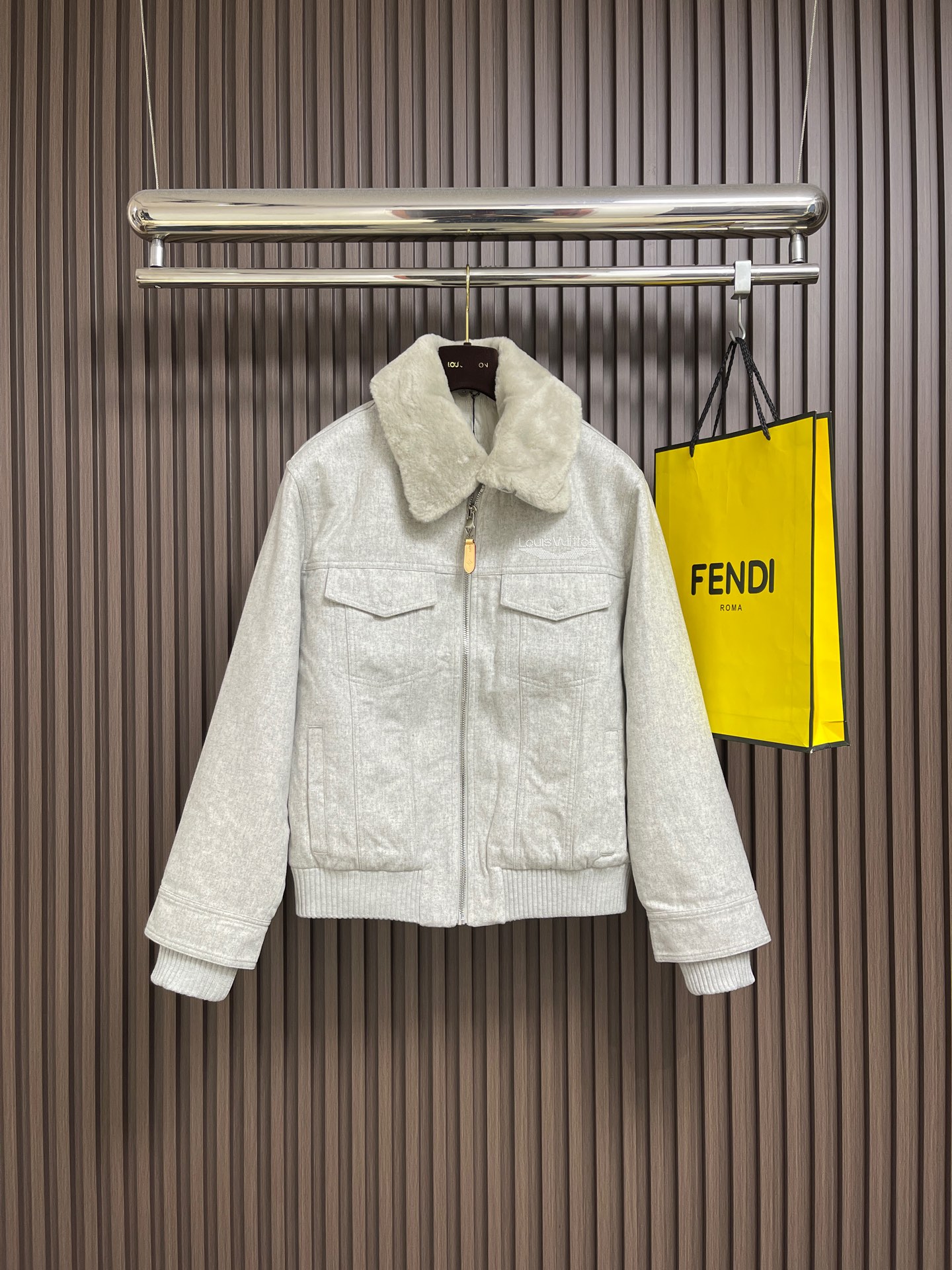 NO:651499,LV 2025SS new autumn and winter fur collar spliced wool cotton jacket is made of 100% imported sheep wool fabrics and dyed gray yarn blended woolen fabrics. The detachable fur collar is made of lamb fur collar, which is silky and skin-friendly. The design is quite distinctive, with a unique structure, the two materials form a visual contrast, and the invincible luxury atmosphere, applying fashion aesthetics to the extreme. The lining is made of rayon and matched with 1800d quilted cotton technology, with full Monogram  Cray pattern quilting, counterpoint quilting technology, imported cotton machine positioning, increase the overall undulating layered texture, and fix the filling. The beaded logo on the chest is positioned and pressed with high temperature. The leather tag on the back is a cowhide embossed leather tag, hand-sewn. Customized No. 5 leather cord zippers, cuffs and hems are dyed with color-matched flat-machine wool thread elastic closing to ensure that the entire piece of cotton  The clothes look exquisite and stylish, and are fully equipped with three standard accessories. The comfort and softness are at the top level. The double thermal insulation structure has a very high cold protection index. With its unique attributes and functions, it can easily resist wind, rain, snow and bad weather, and is very practical. Every detail shows the craftsmanship and is impeccable. Sizes S-XL, Louis  vuitton,jackets & coats,cowhide,alexander wang19860909LV 2025SS秋冬新款毛领拼接羊毛棉服外套,采用百分百进口绵羊毛面料对色定染花灰色纱线混纺毛呢面料.可拆卸毛领采用小羊羔毛毛领,丝滑亲肤.设计方面颇具特色,独特构造,两种材质形成视觉反差,无敌的奢华大气,将时装美学运用到极致.内里采用人棉里布与搭配1800d绗棉工艺,全幅Monogram Cray图案绗缝,对位绗花工艺,进口行棉机定位,增加整体起伏层次质感,将填充物固定.胸前烫珠Logo采用高温定位烫压.后背皮牌为牛皮压纹皮牌,人工手缝.定制5号皮绳拉链,袖口、下摆对色定染横机羊毛螺纹弹力收口,确保整件棉服看起来精致而有型,三标辅料配套齐全.舒适度和柔软度都堪称顶级水准,双重保暖构造,御寒指数极高,以独特的属性功能,可以轻松抵抗风雨雪恶劣天气,实穿性非常强.每一处细节都彰显出匠心工艺,无可挑剔,尺码S-XL,,louis vuitton,jackets & coats,cowhide,alexander wang,Men's clothing