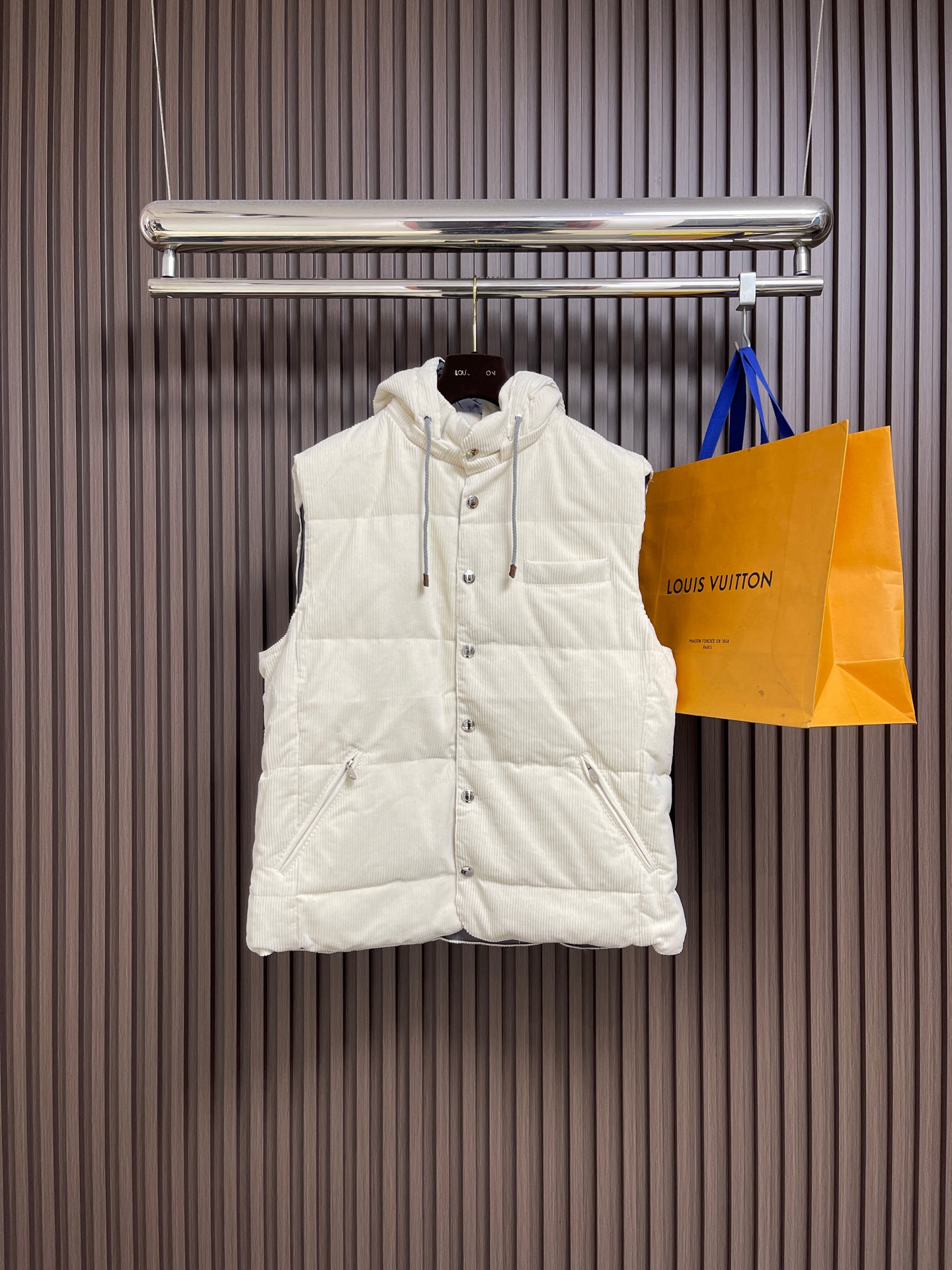 NO:651456,ZEGNA Zegna hooded down vest is made of high-end down-filled fabrics, with a full and fluffy texture, warmth retention and fashion sense. It is comfortable and stress-free to wear, bringing you a luxurious winter dressing experience!  The hooded design is full of practicality, and is embellished with metal buttons and zipper details. The simple atmosphere hides exquisite ingenuity, making it easy to control business, leisure and other styles!  Three-dimensional tailoring + neat version, the upper body is crisp and stylish, and it can modify the body shape without being picky. It is an eye-catching tool to enhance the level of dressing in autumn and winter!  Exquisite craftsmanship + the brand's iconic metal buttons, every detail shows luxury craftsmanship, and is durable, allowing you to still feel the charm of quality as time goes by!  Size S-XL,,zegna,down jacket,hats,alexander wang19860909ZEGNA 杰尼亚连帽羽绒马甲,甄选高端羽绒填充面料,质感饱满蓬松,保暖性与时尚感兼具,穿着舒适无压,为你带来奢级冬日穿搭体验！连帽设计,实用性拉满,金属纽扣与拉链细节点缀其中,简约大气中暗藏精致巧思,轻松驾驭商务、休闲等多种风格！立体剪裁＋利落版型,上身挺括有型,不挑身材还能修饰身形,是秋冬提升穿搭层次的吸睛利器！精湛工艺＋品牌标志性金属纽扣,每一处细节都尽显奢品匠心,经久耐穿,让你在时光流转中依旧能感受品质魅力！尺码S-XL,,zegna,down jacket,hats,alexander wang,Men's clothing