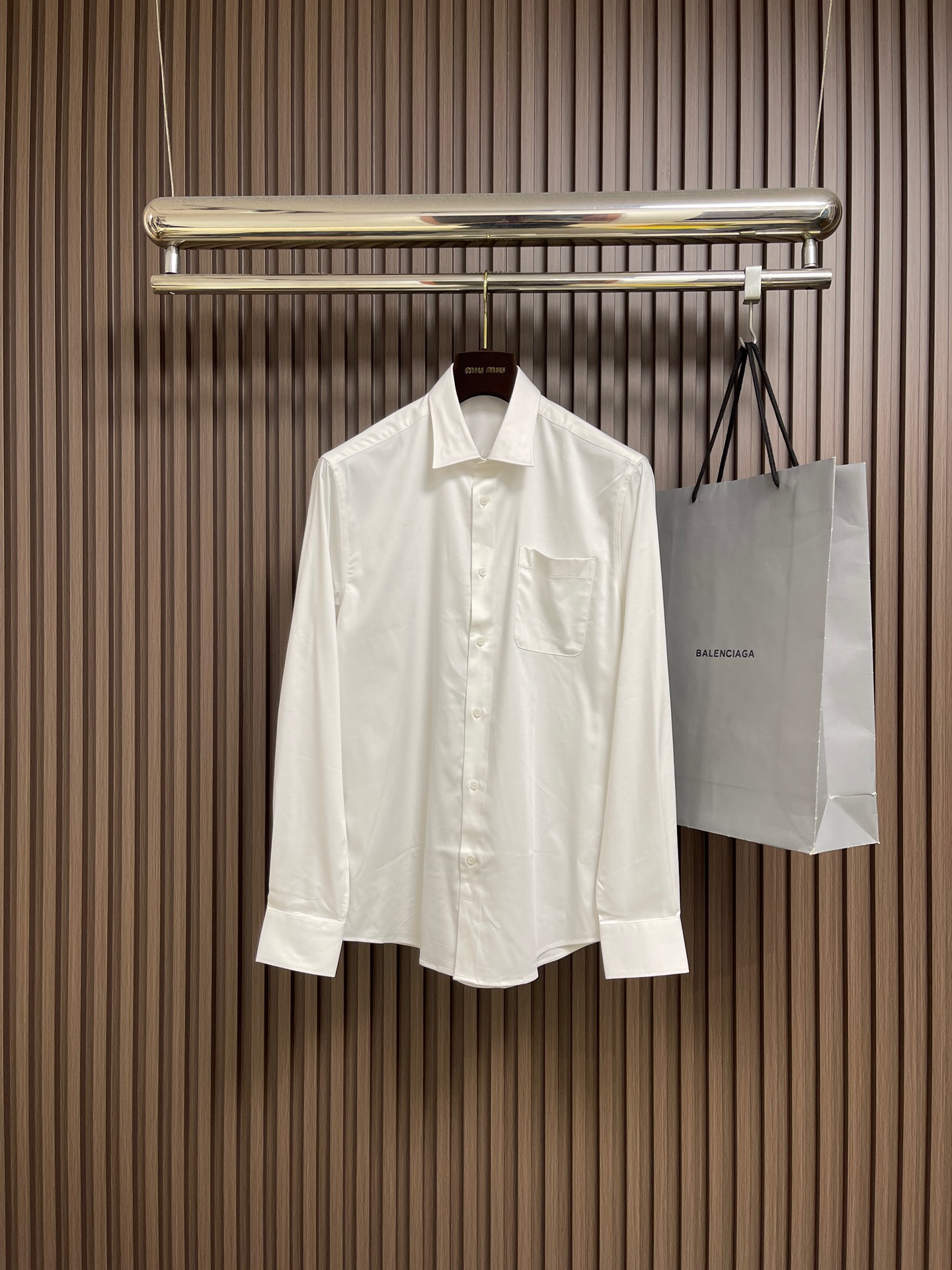 NO:598794,GUCCI 2025ss new summer long-sleeved shirt, made of cotton poplin, with the Gucci brand logo embroidery on the back. High precision, smooth and delicate lines, using side-turning and buried stitching technology to provide high-quality stitching results. Smooth and tidy, the fabrics have been sand-washed for a better texture. Not easy to deform, not easy to shrink, not easy to fade, and maintain long-lasting beauty. Size S-XXL  Size S, shoulder width 46cm, bust 102cm, size M, shoulder width 47cm, bust 106cm, size L, shoulder width 48cm, bust 110cm, size L, shoulder width 49cm, size XL, shoulder width 49cm, bust 114cm, length 80.5cm, size XXL, shoulder width 50cm, bust 118cm, length 82cm,,gucci,shirts,alexander wang19860909GUCCI 2025ss夏季新款长袖衬衫,以棉府绸打造,后背匠心缀饰Gucci 品牌标识刺绣.精度高 线条流畅而细腻,采用侧翻埋夹车线工艺 能够提供优质的缝合效果 平顺整洁 工整整洁,面料都经过砂洗手感质感更佳 不易变形 不易缩水 不易褪色 保持长久的美.尺码S-XXL S码肩宽46cm胸围102cm衣长76cm M码肩宽47cm胸围106cm衣长77.5cm L码肩宽48cm 胸围110cm 衣长79cm XL码肩宽49cm 胸围114cm 衣长80.5cm XXL码肩宽50cm 胸围118cm 衣长82cm,,gucci,shirts,alexander wang,Men's clothing