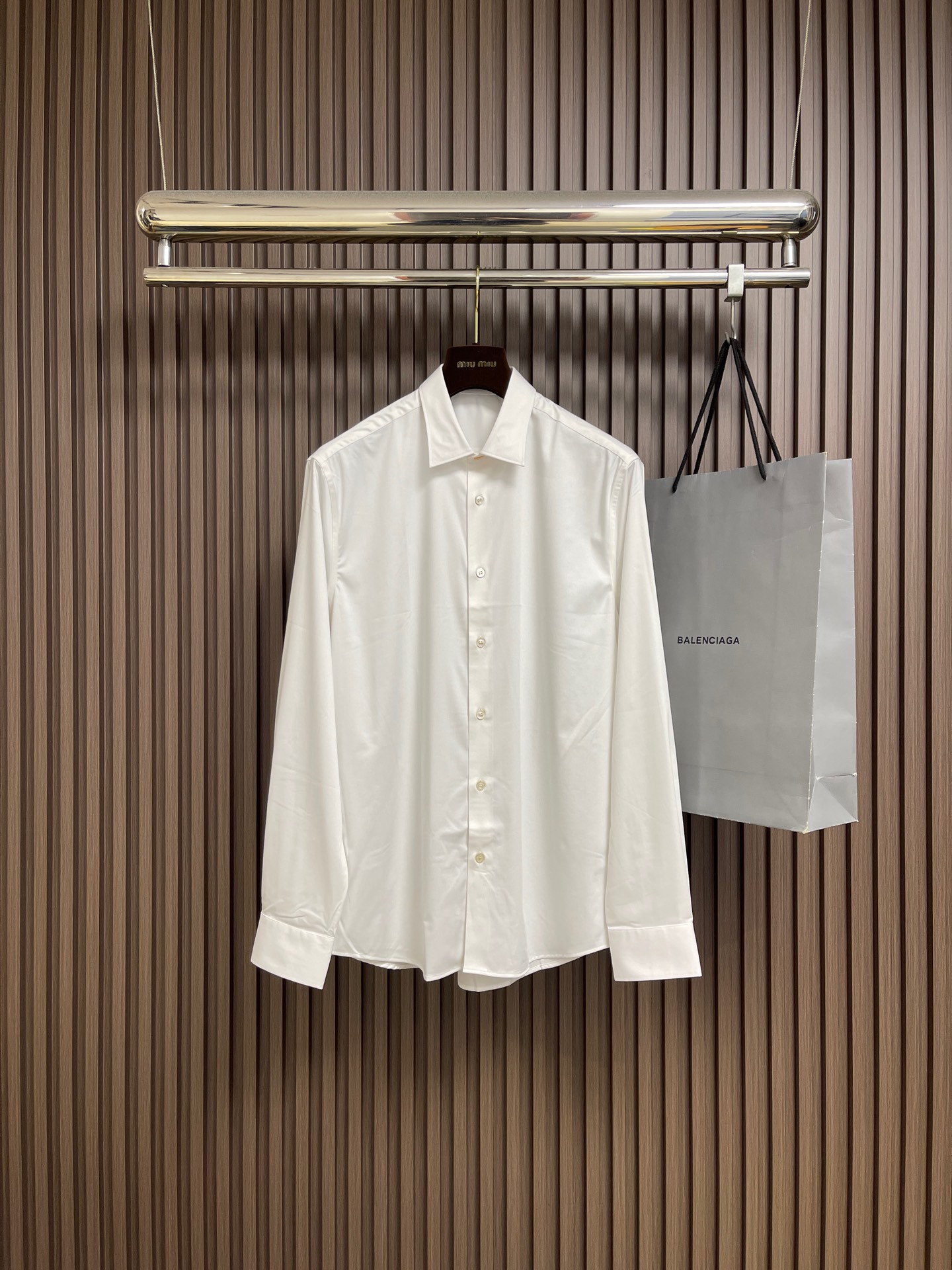 NO:598792,Dior 2025ss new poplin solid color long-sleeved shirt. The fabric is made of pure cotton with high count and custom-made fabrics. The fabric properties are comfortable, breathable, watery, soft and silky. It adopts the original high-definition. Simple and not simple. Sizes S-XXL S size shoulder width 46cm chest 102cm length 76cm M size shoulder width 47cm chest 106cm length 77.5cm L size shoulder width 48cm chest 110cm length 79cm  XL size has shoulder width 49cm, chest size 114cm, length 80.5cm, size XXL shoulder width 50cm, chest size 118cm, length 82cm,,dior,shirts,alexander wang19860909Dior 2025ss新款府绸纯色长袖衬衫,面料采用纯棉高支府调定制面料,面料属性舒适 透气 水感柔软丝滑 采用原版高定 简约不简单 尺码S-XXL S码肩宽46cm胸围102cm衣长76cm M码肩宽47cm胸围106cm衣长77.5cm L码肩宽48cm 胸围110cm 衣长79cm XL码肩宽49cm 胸围114cm 衣长80.5cm XXL码肩宽50cm 胸围118cm 衣长82cm,,dior,shirts,alexander wang,Men's clothing