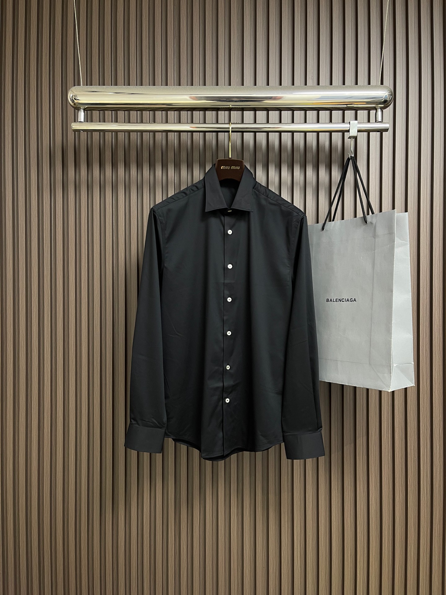 NO:644101,Dior 2025ss new poplin solid color long-sleeved shirt. The fabric is made of pure cotton with high count and custom-made fabrics. The fabric properties are comfortable, breathable, watery, soft and silky. It adopts the original high-definition. Simple and not simple. Sizes S-XXL S size shoulder width 46cm chest 102cm length 76cm M size shoulder width 47cm chest 106cm length 77.5cm L size shoulder width 48cm chest 110cm length 79cm  XL size has shoulder width 49cm, chest size 114cm, length 80.5cm, size XXL shoulder width 50cm, chest size 118cm, length 82cm,,dior,shirts,alexander wang19860909Dior 2025ss新款府绸纯色长袖衬衫,面料采用纯棉高支府调定制面料,面料属性舒适 透气 水感柔软丝滑 采用原版高定 简约不简单 尺码S-XXL S码肩宽46cm胸围102cm衣长76cm M码肩宽47cm胸围106cm衣长77.5cm L码肩宽48cm 胸围110cm 衣长79cm XL码肩宽49cm 胸围114cm 衣长80.5cm XXL码肩宽50cm 胸围118cm 衣长82cm,,dior,shirts,alexander wang,Men's clothing