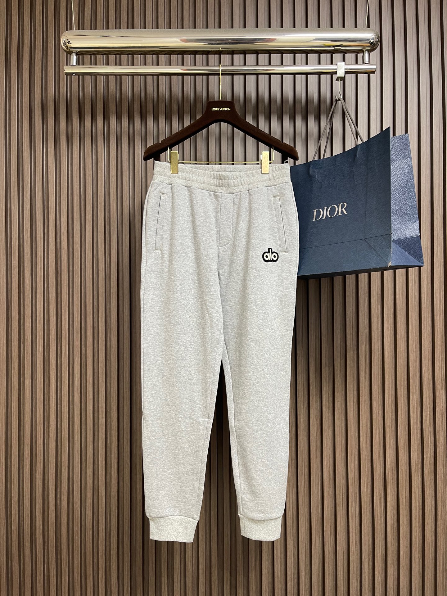 NO:649021,Alo 2025SS new autumn and winter casual sweatpants, imported customer-supplied accessories and fabrics are customized, every detail is perfect, original hardware accessories, full of fashion, stylish and handsome upper body, a must-have item for autumn and winter. Size S-XL S size pants length 100cm hip 106cm waist 80cm M size pants length 102cm hip 110cm waist 84cm L size pants length 104cm hip 114cm  Waist circumference 88cm, XL size pants length 106cm, hip circumference 118cm, waist circumference 92cm,,alexander wang19860909Alo 2025SS秋冬新款休闲卫裤,进口客供辅料、面料定制,每个细节做到极致,原版五金配件,潮范十足、上身有型帅气,秋冬必备单品.尺码S-XL S码裤长100cm 臀围106cm 腰围80cm M码裤长102cm 臀围110cm 腰围84cm L码裤长104cm 臀围114cm 腰围88cm XL码裤长106cm 臀围118cm 腰围92cm,,alexander wang,Men's clothing