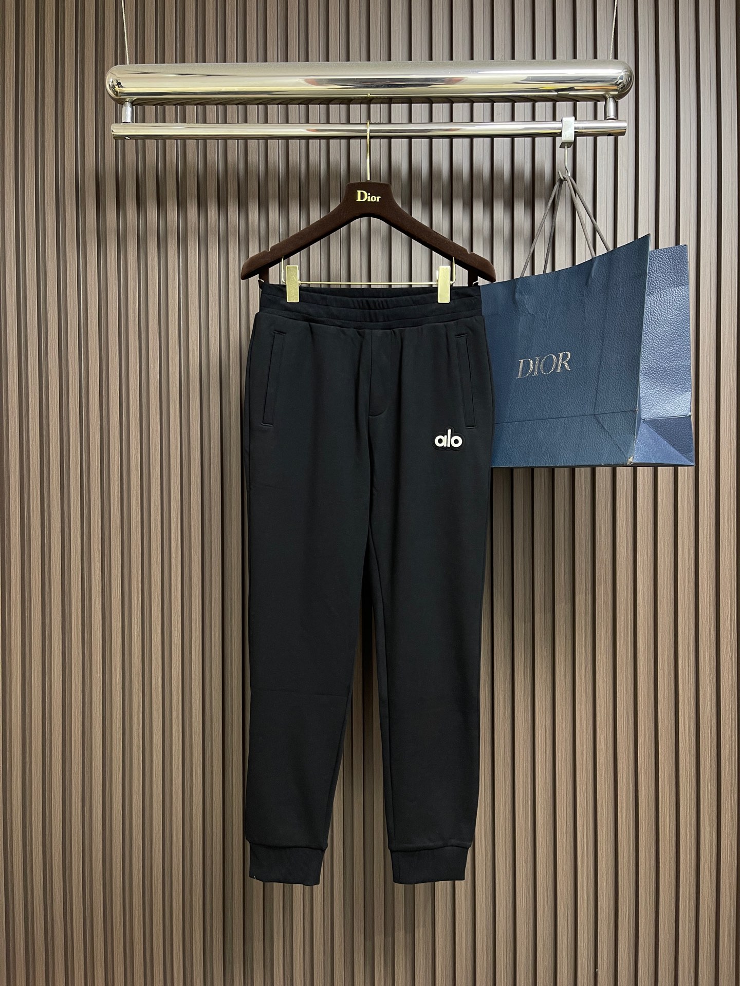 NO:651509,Alo 2025SS new autumn and winter casual sweatpants, imported customer-supplied accessories and fabrics are customized, every detail is perfect, original hardware accessories, full of fashion, stylish and handsome upper body, a must-have item for autumn and winter. Size S-XL S size pants length 100cm hip 106cm waist 80cm M size pants length 102cm hip 110cm waist 84cm L size pants length 104cm hip 114cm  Waist circumference 88cm, XL size pants length 106cm, hip circumference 118cm, waist circumference 92cm,,alexander wang19860909Alo 2025SS秋冬新款休闲卫裤,进口客供辅料、面料定制,每个细节做到极致,原版五金配件,潮范十足、上身有型帅气,秋冬必备单品.尺码S-XL S码裤长100cm 臀围106cm 腰围80cm M码裤长102cm 臀围110cm 腰围84cm L码裤长104cm 臀围114cm 腰围88cm XL码裤长106cm 臀围118cm 腰围92cm,,alexander wang,Men's clothing