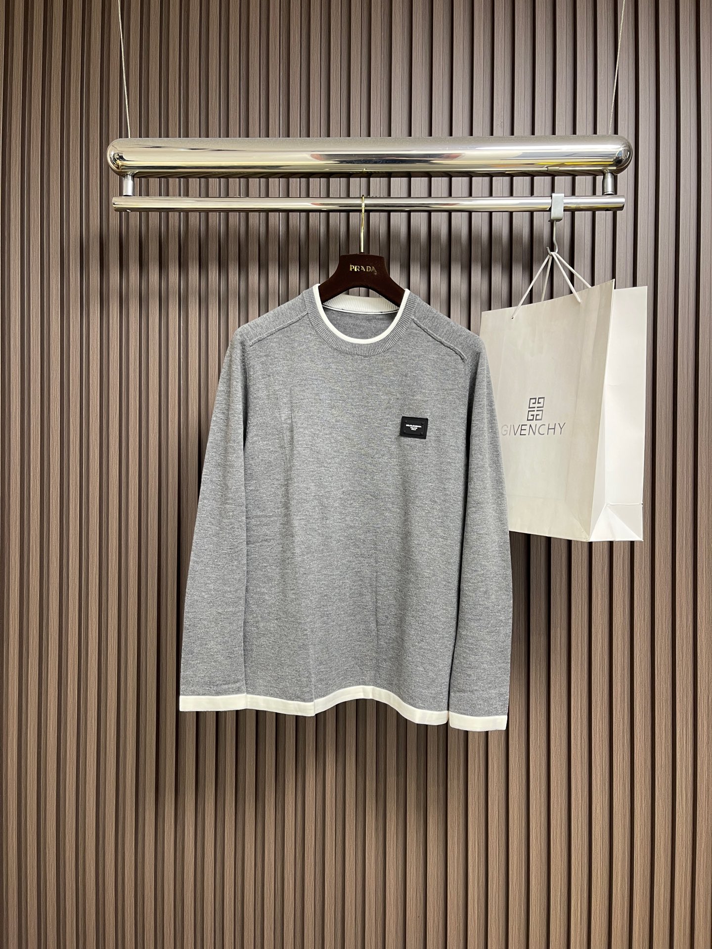 NO:651485,DOLCE & GABBANA DG 2025SS new autumn and winter fake two-piece knitted sweater. The wool is thickened and has a normal fit. It uses imported machine multi-gauge cotton yarn weaving method and hand-loomed wool knitting. It is not the low-end product on the market. The fabric is very comfortable and super comfortable to wear. A must-have for autumn and winter. Simple and elegant. Sizes M-3XL, Dolce&Gabbana, sweaters, alexander wang19860909DOLCE & GABBANA DG 2025SS秋冬新款假两件针织毛衣 毛料加厚正常版型 采用进口机多针距棉纱织法加上手摇毛线编织 不是市面上那种低级产品 面料非常舒适,穿起来超级舒服 秋冬必备款 简单大气上档次 尺码M-3XL,,Dolce&Gabbana,sweaters,alexander wang,Men's clothing