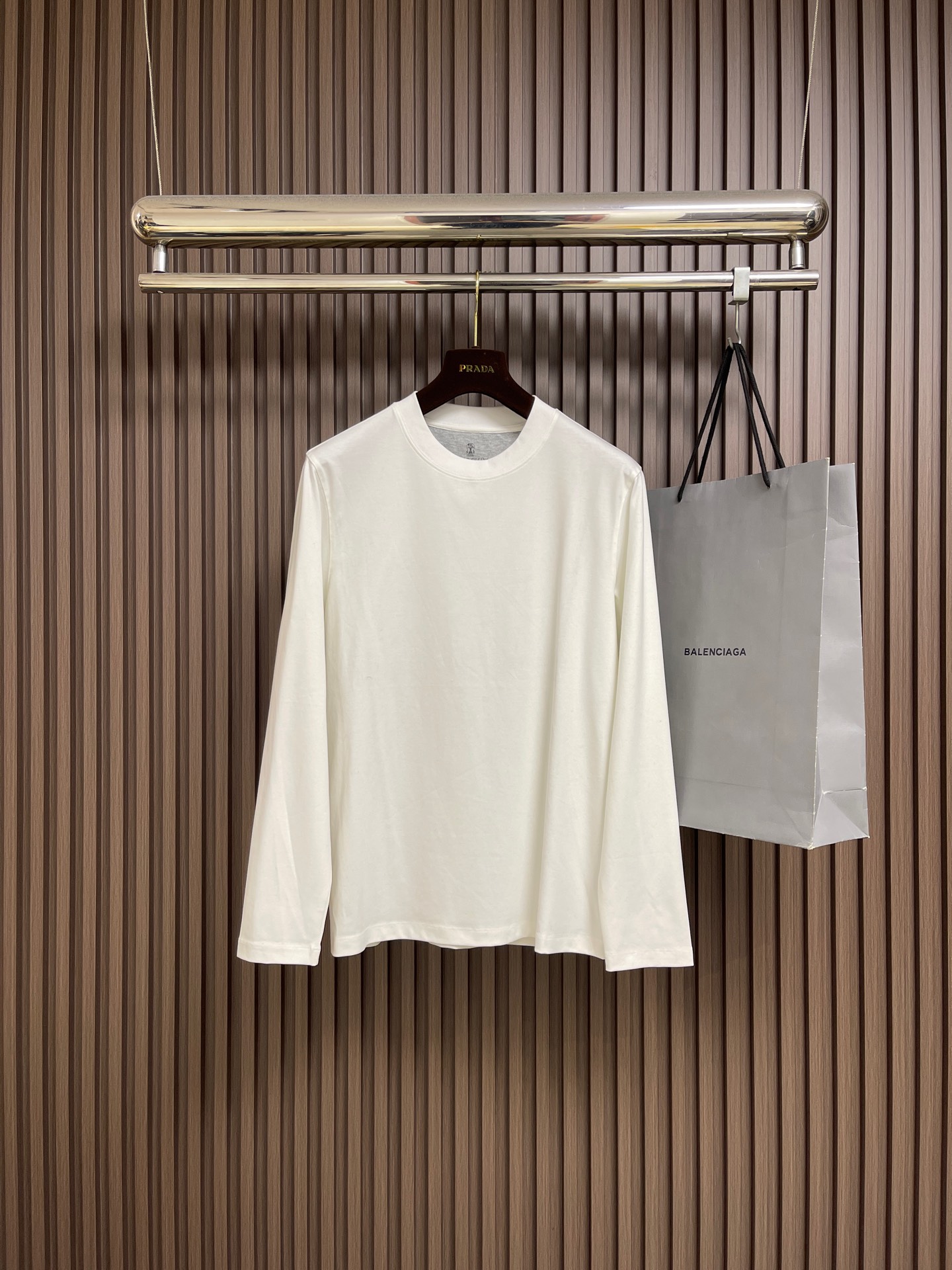 NO:597839,BC Brunello Cucineli 2025ss new autumn men's long-sleeved base T-shirt, a fashionable and versatile item that many celebrities love to wear!  It’s super good-looking. Friends who like classic simplicity must not miss this one!  The calm and elegant brand style has always been favored by the upper class!  It is also the perfect choice for fashion items!  The upper body is so handsome, highly recommended!  !!  The biggest attraction of this long-sleeved T-shirt is not only its own brand added value, but also the fact that this short-sleeved one is very cost-effective in terms of color matching and material!  Customized original exclusive fabric material design!  Eco-friendly washing, customized fabrics, and pre-shrinking treatment ensure a crisp fit. The combed cotton fabric feels super soft and smooth and absorbs sweat!  It does not deform after washing, feels comfortable and smooth, and the upper body is soft and comfortable. The classic and fashionable round neck design is simple but not complicated, and it is very attractive!  Size M-3XL,, brunello cucinelli, T-shirt, tees, t-shirt, alexander wang19860909BC Brunello Cucineli 2025ss秋季新款男士长袖打底T恤,众多明星都爱穿的时尚百搭单品！超级好看,喜欢经典简约的朋友,一定不能错过了这款！沉稳大气的品牌风格一直以来备受上层人士的青睐！也是时尚单品的不二之选！ 上身帅到爆了,强烈推荐！!！这件长袖T恤最大的吸引力除了他本身的品牌附加值,更加肯定的是这款短袖无论在颜色搭配还是材质上都有很高的性价比！ 定制原版专属面料材质设计！环保水洗,定制面料,预缩处理,确保版型的挺括,精梳棉面料手感超柔顺滑又吸汗！洗水不变形,手感舒适顺滑,上身柔和舒适,经典的时尚圆领设计,精简不繁,很是耐看！尺码M-3XL,,brunello cucinelli,T-shirt,tees，t-shirt,alexander wang,Men's clothing