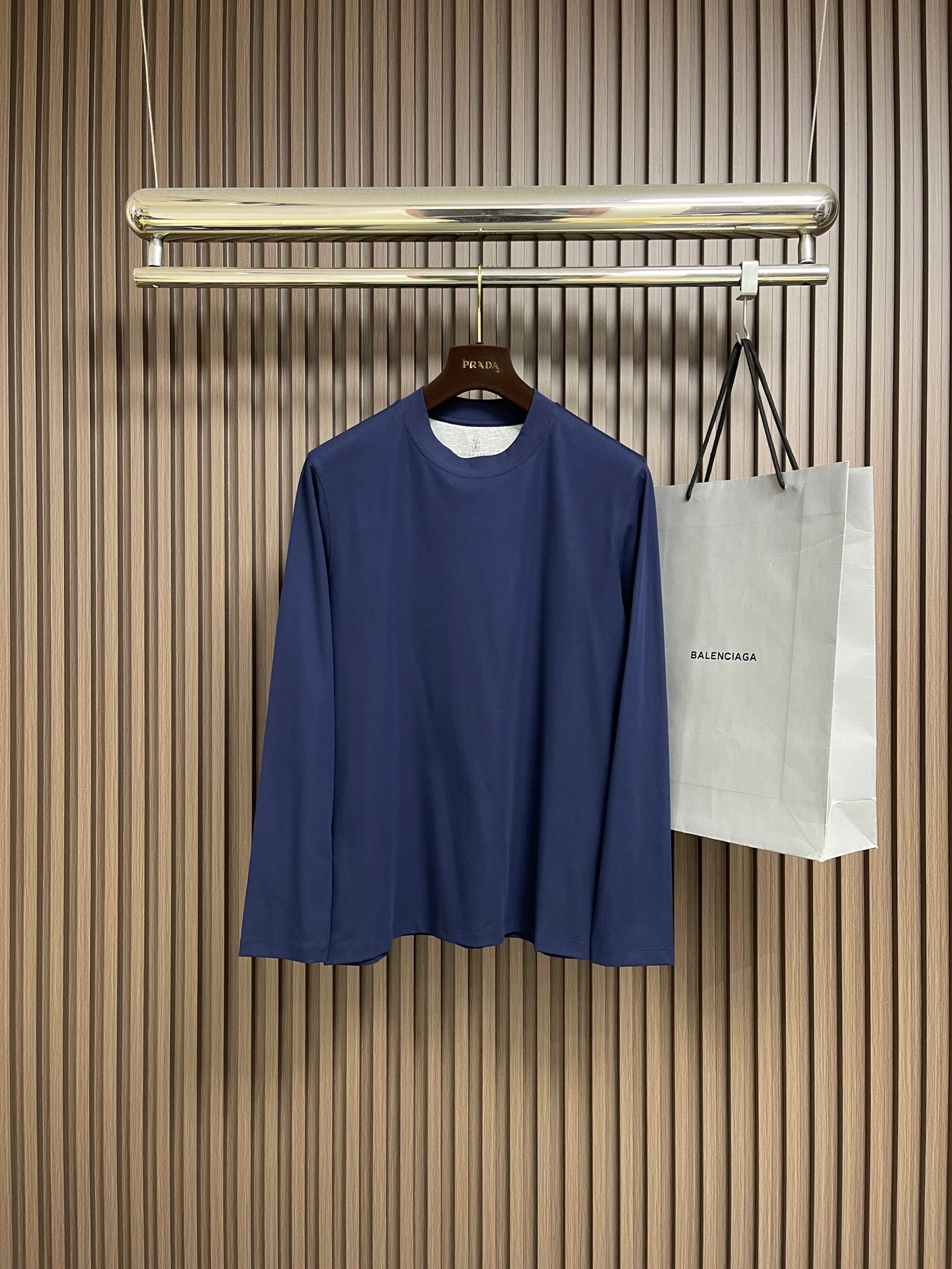 NO:651501,BC Brunello Cucineli 2025ss new autumn men's long-sleeved base T-shirt, a fashionable and versatile item that many celebrities love to wear!  It’s super good-looking. Friends who like classic simplicity must not miss this one!  The calm and elegant brand style has always been favored by the upper class!  It is also the perfect choice for fashion items!  The upper body is so handsome, highly recommended!  !!  The biggest attraction of this long-sleeved T-shirt is not only its own brand added value, but also the fact that this short-sleeved one is very cost-effective in terms of color matching and material!  Customized original exclusive fabric material design!  Eco-friendly washing, customized fabrics, and pre-shrinking treatment ensure a crisp fit. The combed cotton fabric feels super soft and smooth and absorbs sweat!  It does not deform after washing, feels comfortable and smooth, and the upper body is soft and comfortable. The classic and fashionable round neck design is simple but not complicated, and it is very attractive!  Size M-3XL,, brunello cucinelli, T-shirt, tees, t-shirt, alexander wang19860909BC Brunello Cucineli 2025ss秋季新款男士长袖打底T恤,众多明星都爱穿的时尚百搭单品！超级好看,喜欢经典简约的朋友,一定不能错过了这款！沉稳大气的品牌风格一直以来备受上层人士的青睐！也是时尚单品的不二之选！ 上身帅到爆了,强烈推荐！!！这件长袖T恤最大的吸引力除了他本身的品牌附加值,更加肯定的是这款短袖无论在颜色搭配还是材质上都有很高的性价比！ 定制原版专属面料材质设计！环保水洗,定制面料,预缩处理,确保版型的挺括,精梳棉面料手感超柔顺滑又吸汗！洗水不变形,手感舒适顺滑,上身柔和舒适,经典的时尚圆领设计,精简不繁,很是耐看！尺码M-3XL,,brunello cucinelli,T-shirt,tees，t-shirt,alexander wang,Men's clothing