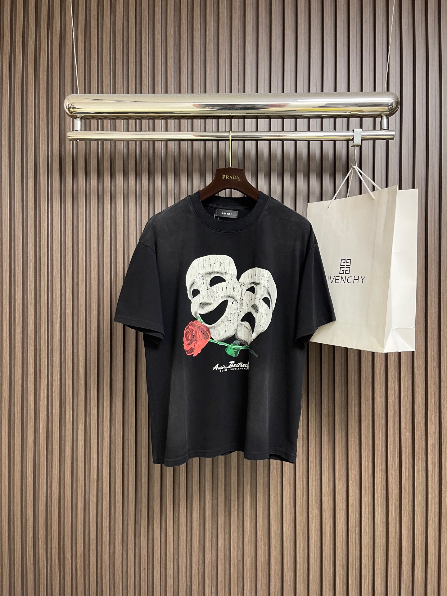 NO:597837,AMIRI 2025SS new summer mask logo printed round neck short-sleeved T-shirt, digital direct printing printed washed loose T-shirt, using 300 grams of fabric, using 260 grams of Xinjiang long-staple cotton, the fabric color is customized and dyed, does not shrink or fade. It feels comfortable and has a strong texture. Sizes S-XL, amiri, T-shirt, tees, t-shirt, alexander wang19860909AMIRI 2025SS夏季新款面具logo印花圆领短袖T恤,数码直喷印花洗水宽松版T恤,采用300克重面料,采用新疆长绒棉260克,面料颜色定制定染,不缩水不退色.手感舒服,质感超强.尺码S-XL,,amiri,T-shirt,tees，t-shirt,alexander wang,Men's clothing