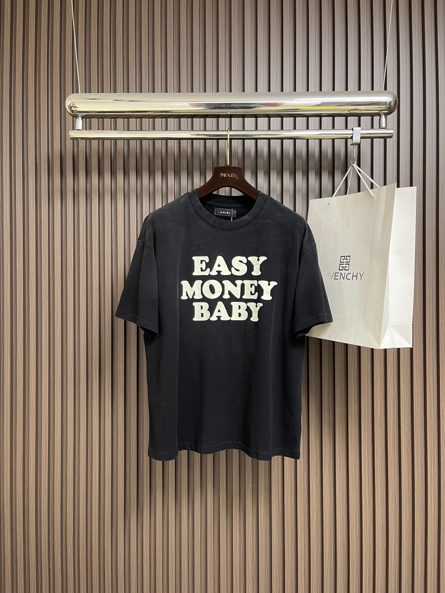 NO:597843,Amiri 2025SS new spring cotton logo printed round neck T-shirt, comfortable and breathable cotton fabric, embellished with slogan logo printing technology, round neck short-sleeved T-shirt, loose fit. Sizes S-XL,, amiri, T-shirt, tees, t-shirt, alexander wang19860909Amiri 2025SS春季新品棉质logo印花圆领T恤,舒适透气棉质面料,标语logo印花工艺点缀,圆领短袖t恤,宽松版型.尺码S-XL,,amiri,T-shirt,tees，t-shirt,alexander wang,Men's clothing