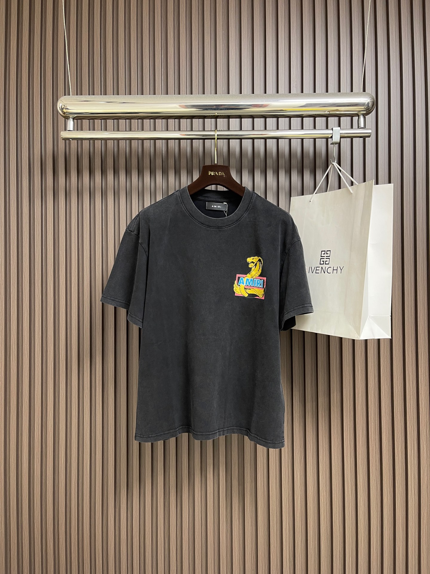 NO:598788,amiri faded retro logo printed short-sleeved T-shirt, ins  A must-have T-shirt for trendy street photos with a concave shape. It is a high-end American street trend with a personalized fashion style, and is inherently extraordinary. Knitted cotton fabric, the complementary achievements in craftsmanship need no explanation. It is light and breathable, extremely comfortable, soft, delicate and more natural. The custom-woven double-layer rib collar design is smooth and snug and not easy to deform. The new faded retro logo print uses imported glue melting and ironing technology to look fresh and natural, and the retro color just highlights the natural taste.  Size S-XL,,amiri,T-shirt,tees,t-shirt,alexander wang19860909amiri 褪色复古标识印花短袖T恤,ins 潮人街拍凹造型的必备T恤,高端美系街潮兼具个性时尚范儿,与生俱来的不平凡.针织棉面料,工艺上的相辅相成就不需要解释了,轻盈透气,舒适感极佳,柔软细腻更为自然,定织型的双层罗纹领口设计,平整服贴不易变形.全新褪色复古标识印花,采用进口胶质融烫工艺显得清新自然,色泽的颠沛复古感恰到好处彰显自然的味道．尺码S-XL,,amiri,T-shirt,tees，t-shirt,alexander wang,Men's clothing